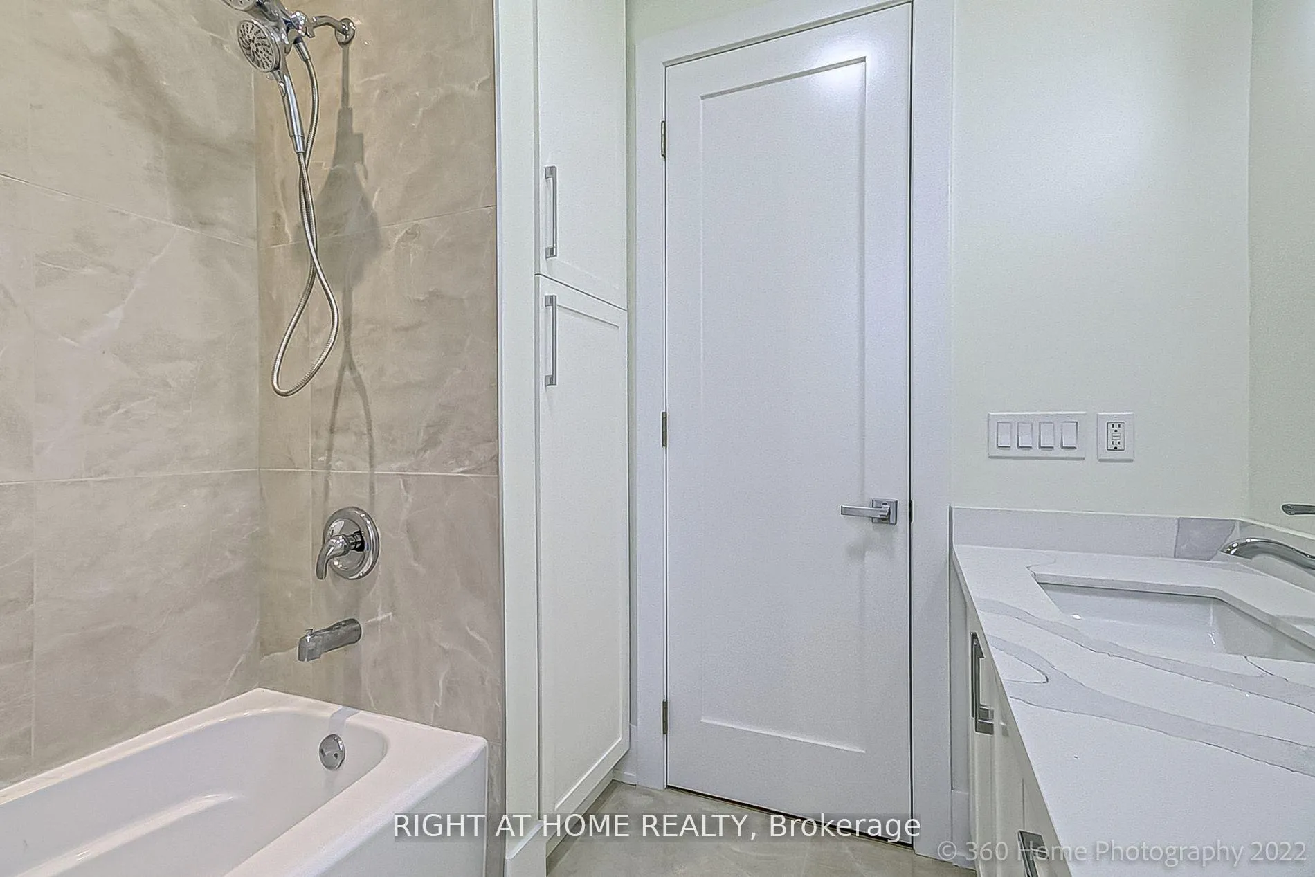 Photo 10 of Unit Upper, 9 Beechwood Avenue, Toronto, Rockcliffe-Smythe — HOMEH