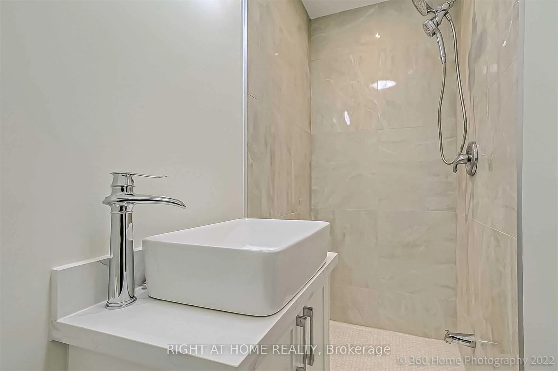Photo 11 of Unit Upper, 9 Beechwood Avenue, Toronto, Rockcliffe-Smythe — HOMEH