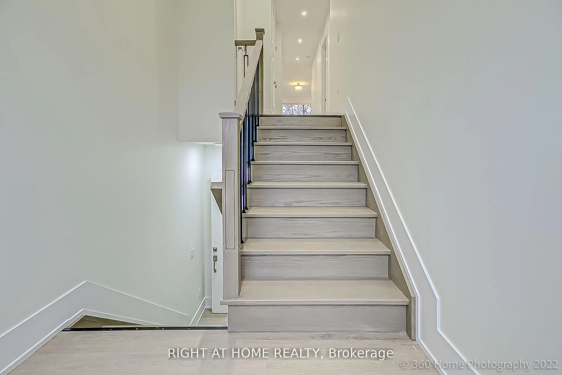 Photo 13 of Unit Upper, 9 Beechwood Avenue, Toronto, Rockcliffe-Smythe — HOMEH