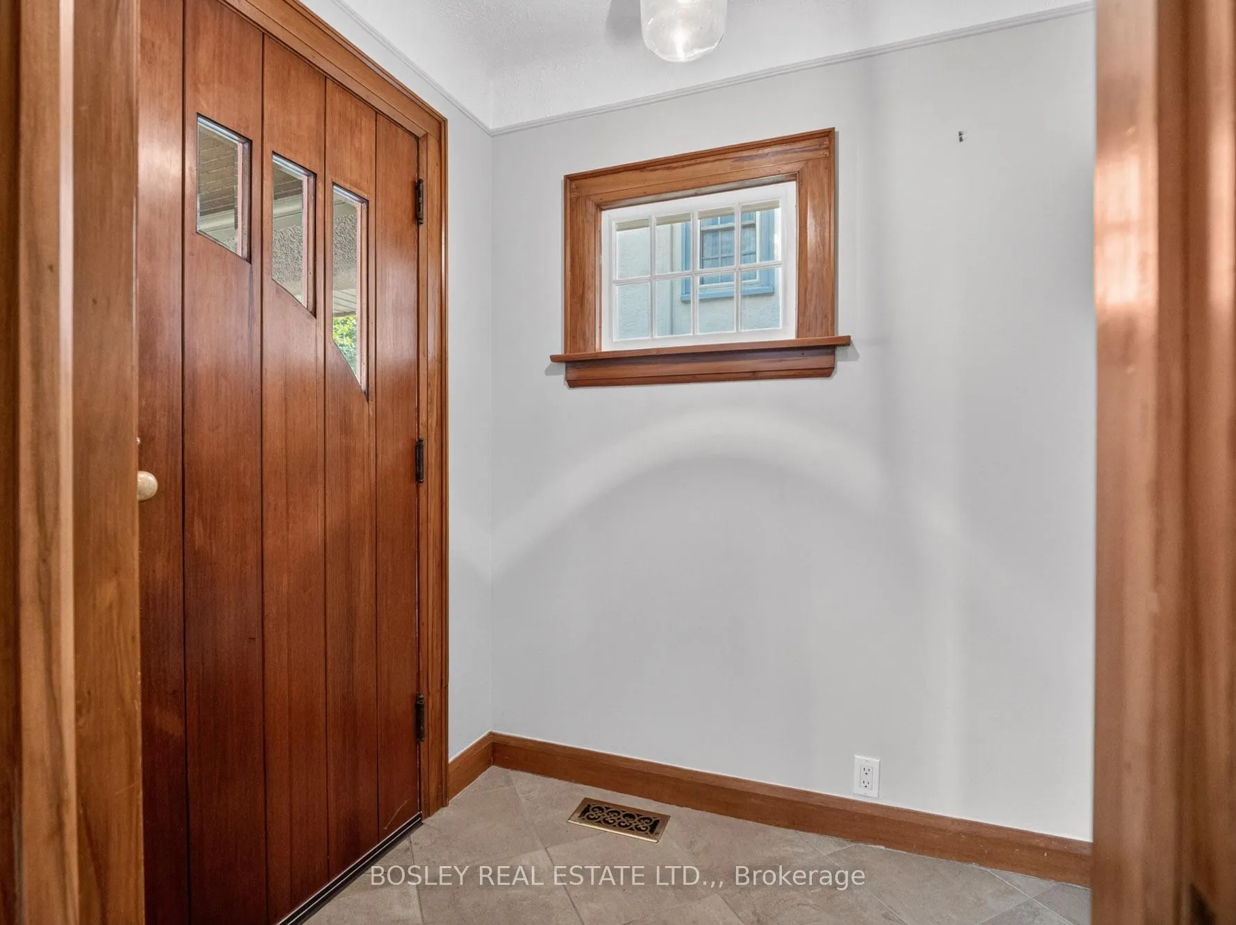 Photo 5 of 4 Ridgewood Road, St. Catharines, Old Glenridge — HOMEH