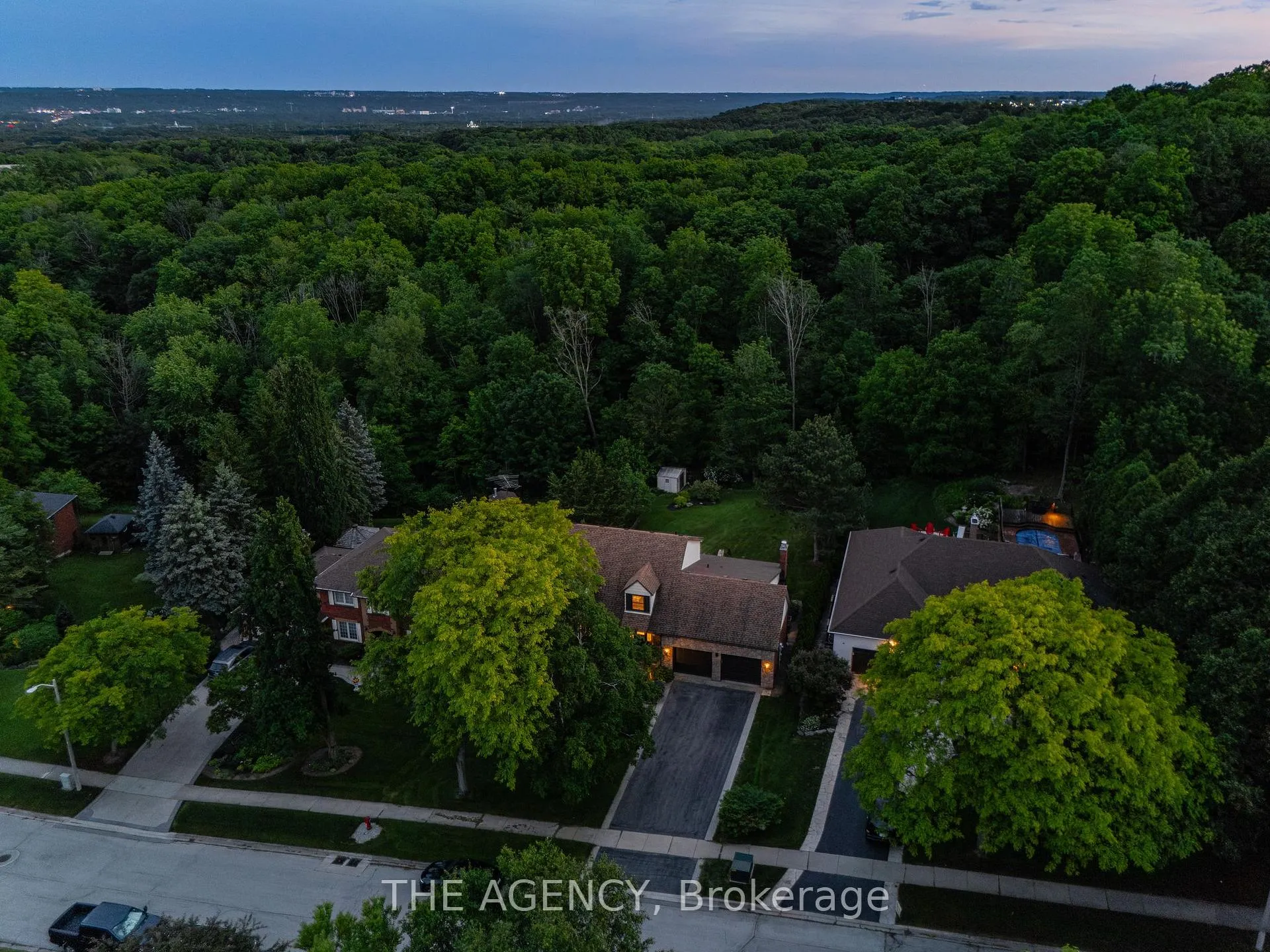 Photo 4 of 5 Mays Crescent, Hamilton, Waterdown — HOMEH
