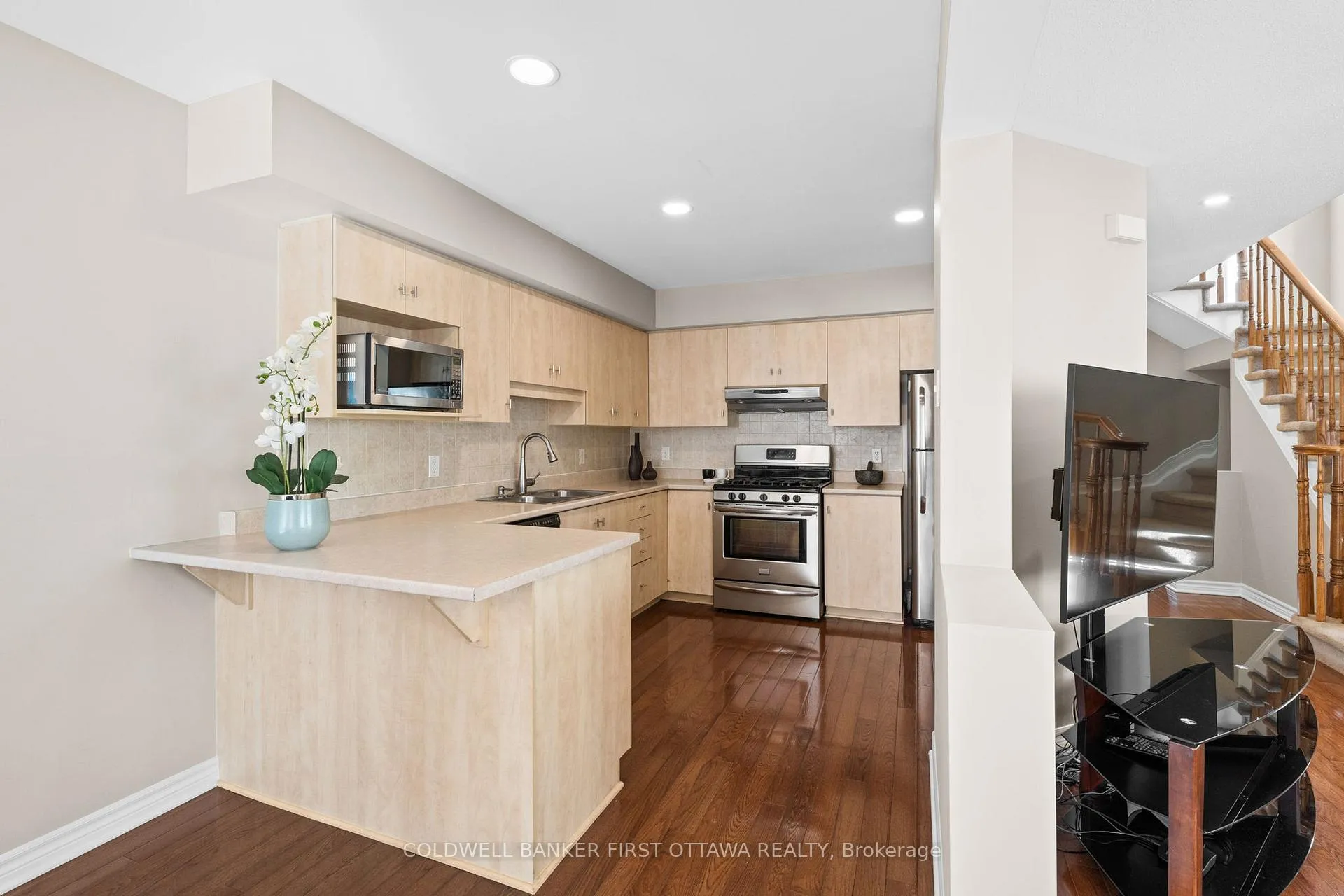 Photo 10 of 20 Fieldberry Private, Ottawa, Barrhaven - Stonebridge — HOMEH