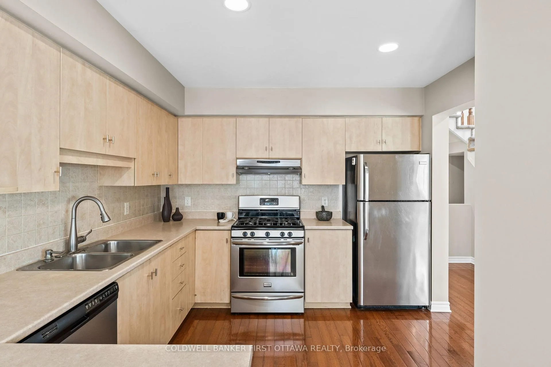 Photo 11 of 20 Fieldberry Private, Ottawa, Barrhaven - Stonebridge — HOMEH