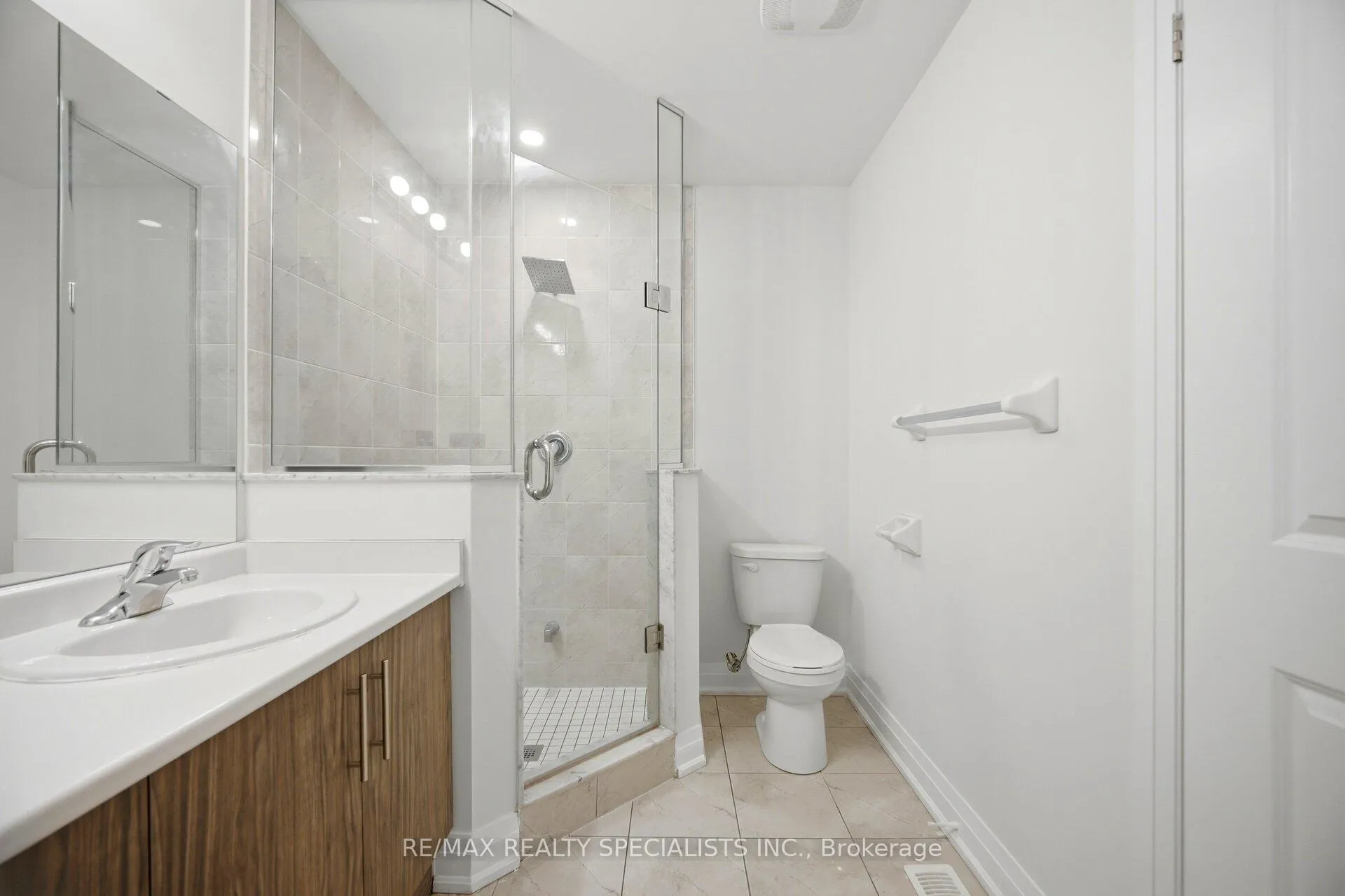 Photo 14 of 13 Dalbeattie Drive N, Brampton, Bram West — HOMEH