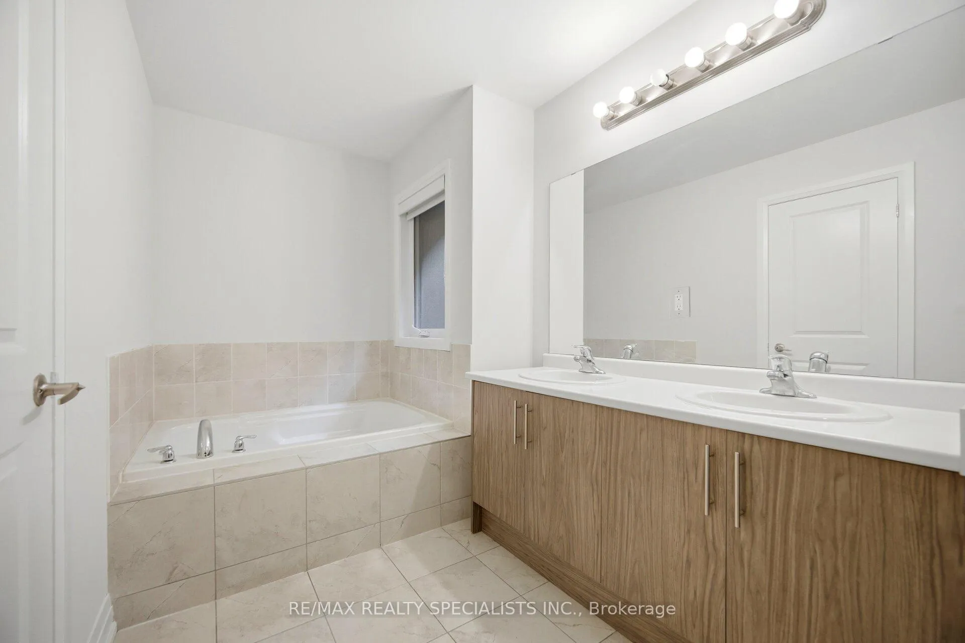 Photo 15 of 13 Dalbeattie Drive N, Brampton, Bram West — HOMEH