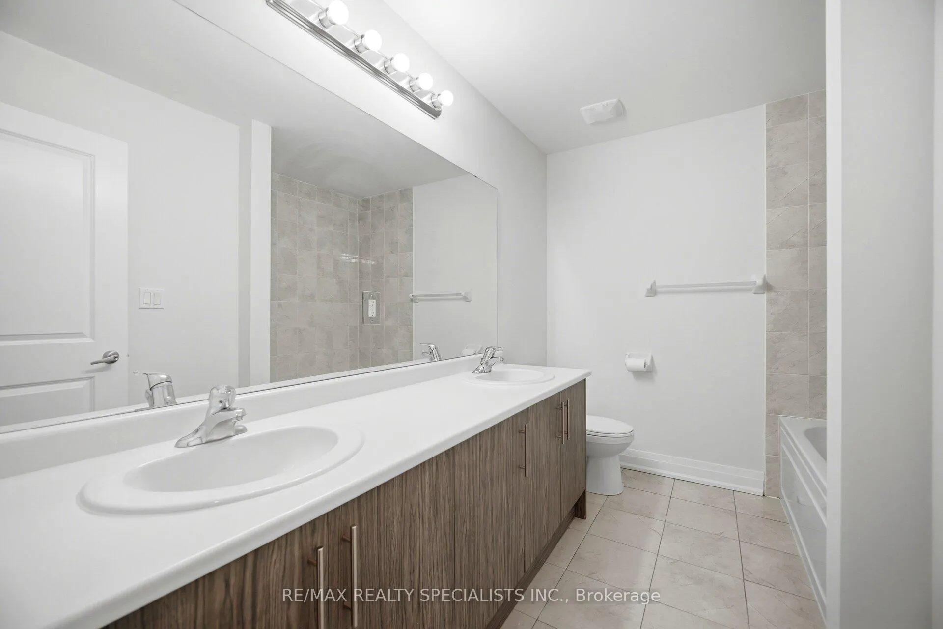 Photo 19 of 13 Dalbeattie Drive N, Brampton, Bram West — HOMEH