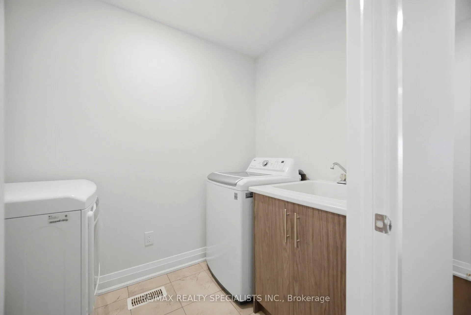 Photo 20 of 13 Dalbeattie Drive N, Brampton, Bram West — HOMEH