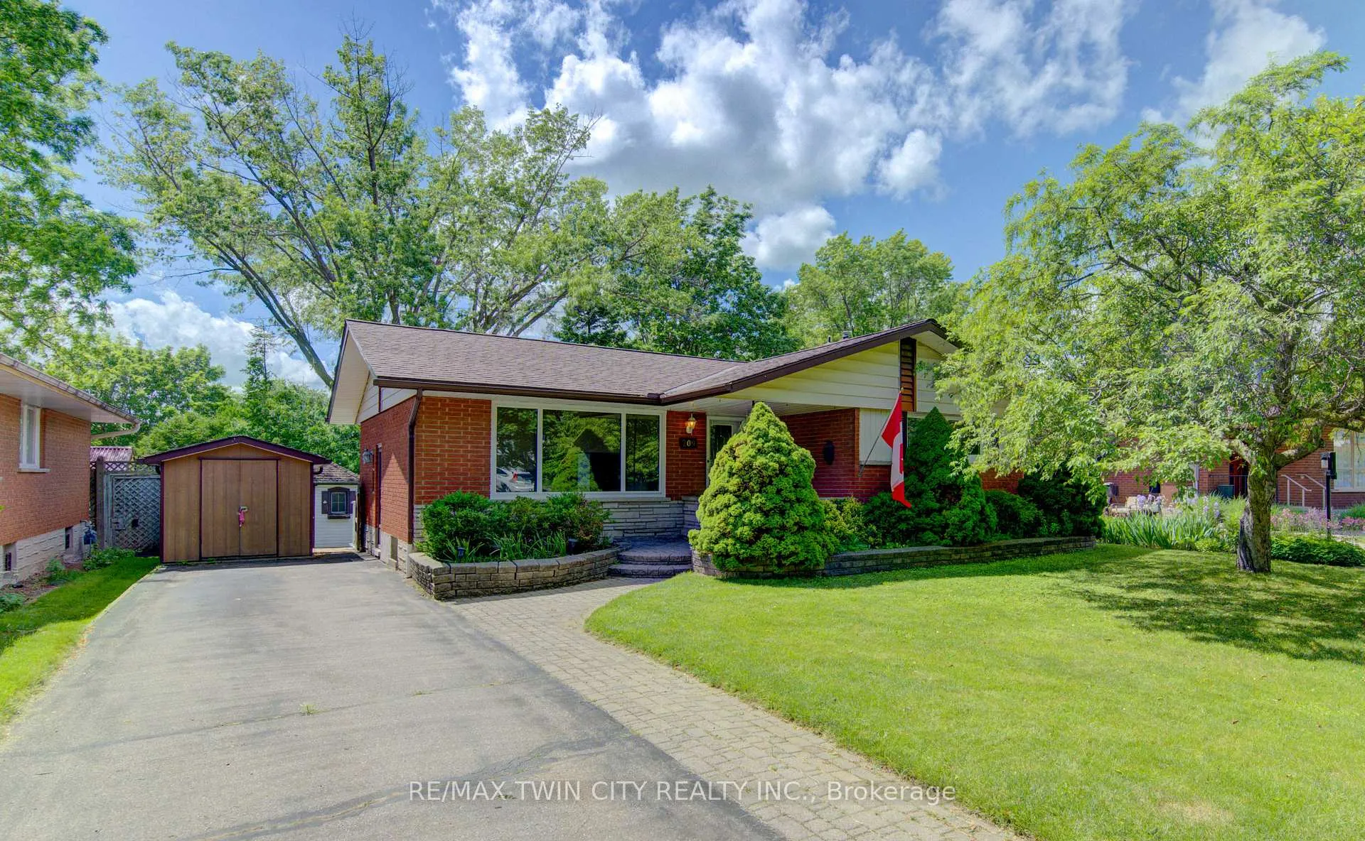 Photo 2 of 209 Dixie Crescent, Waterloo, Downtown Waterloo — HOMEH