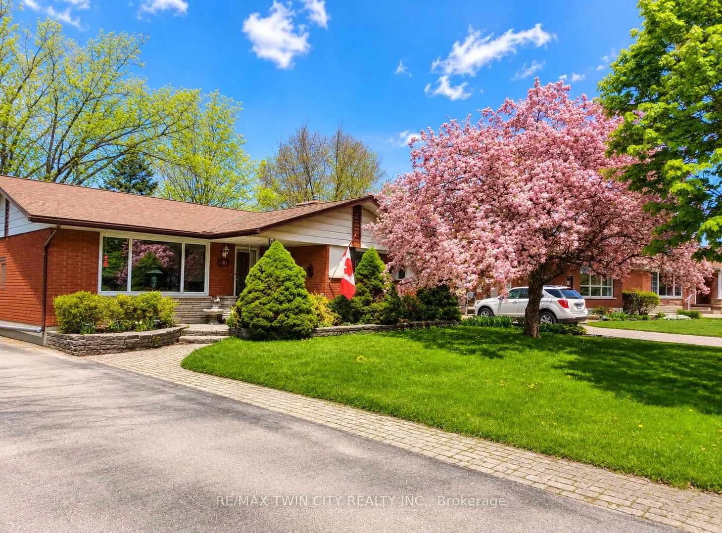 Photo 3 of 209 Dixie Crescent, Waterloo, Downtown Waterloo — HOMEH