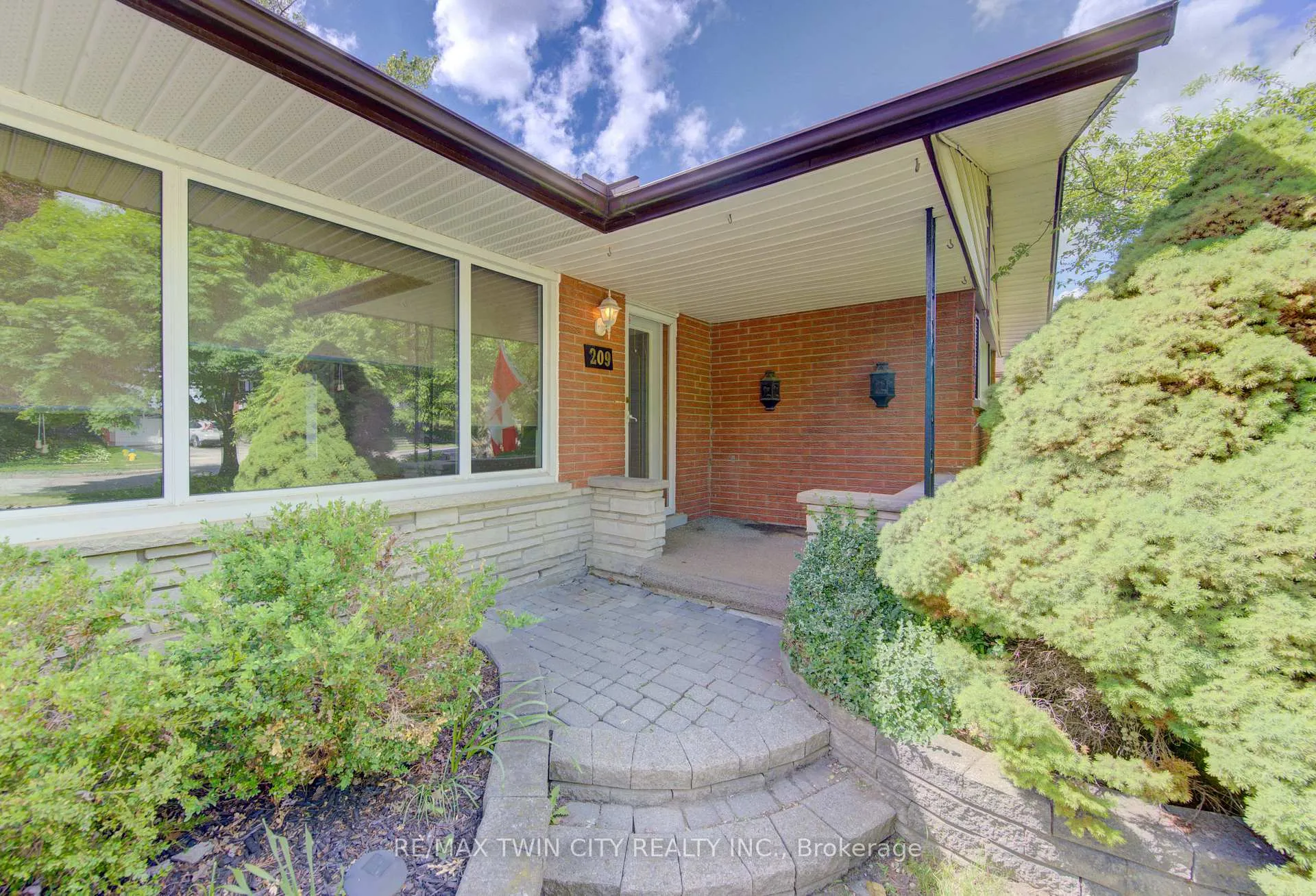 Photo 4 of 209 Dixie Crescent, Waterloo, Downtown Waterloo — HOMEH