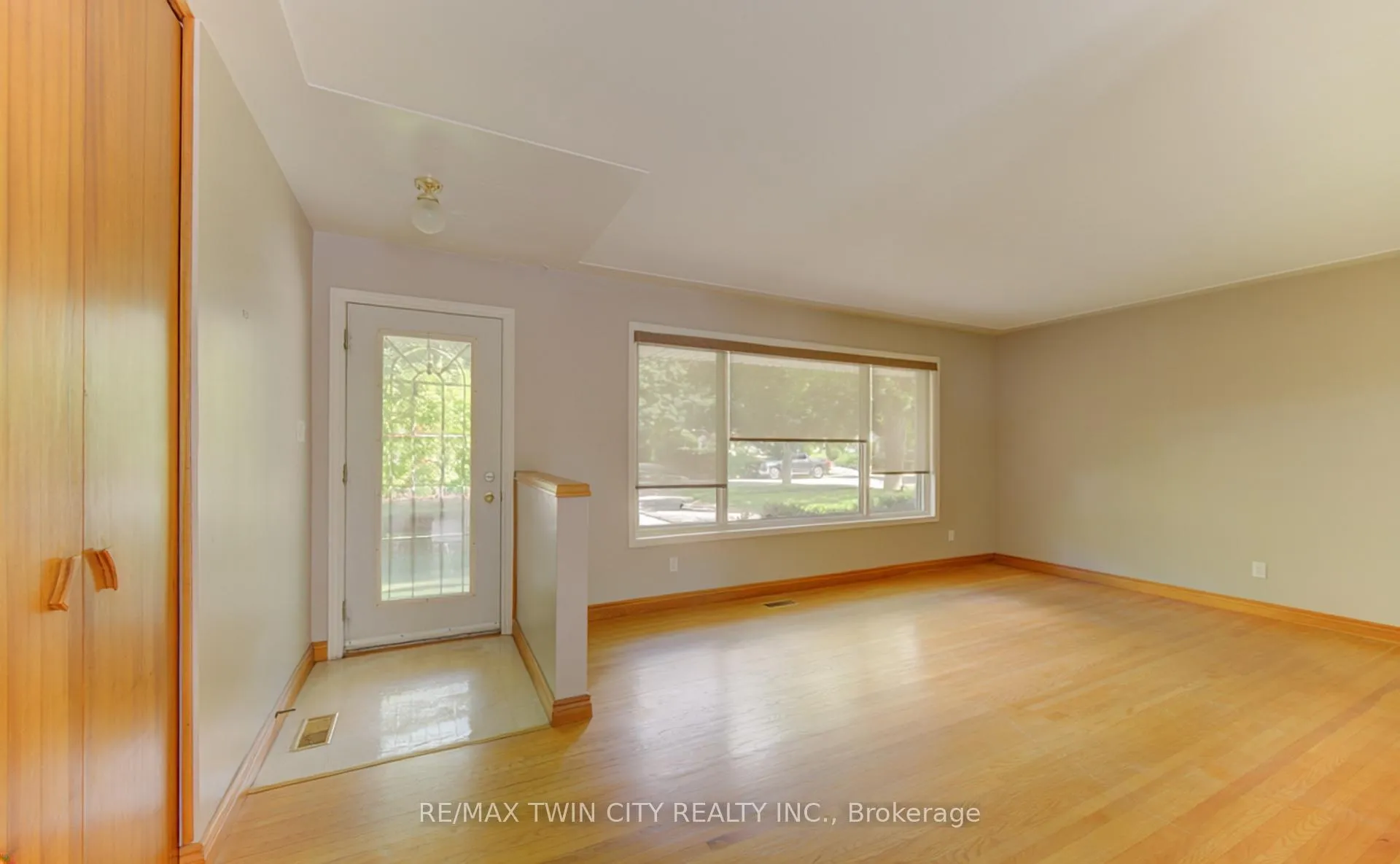 Photo 5 of 209 Dixie Crescent, Waterloo, Downtown Waterloo — HOMEH