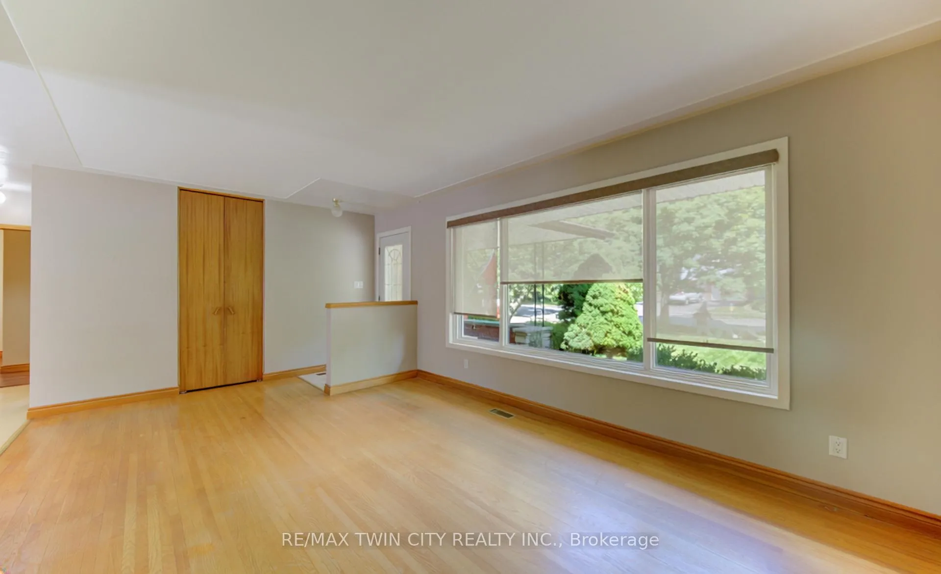 Photo 6 of 209 Dixie Crescent, Waterloo, Downtown Waterloo — HOMEH