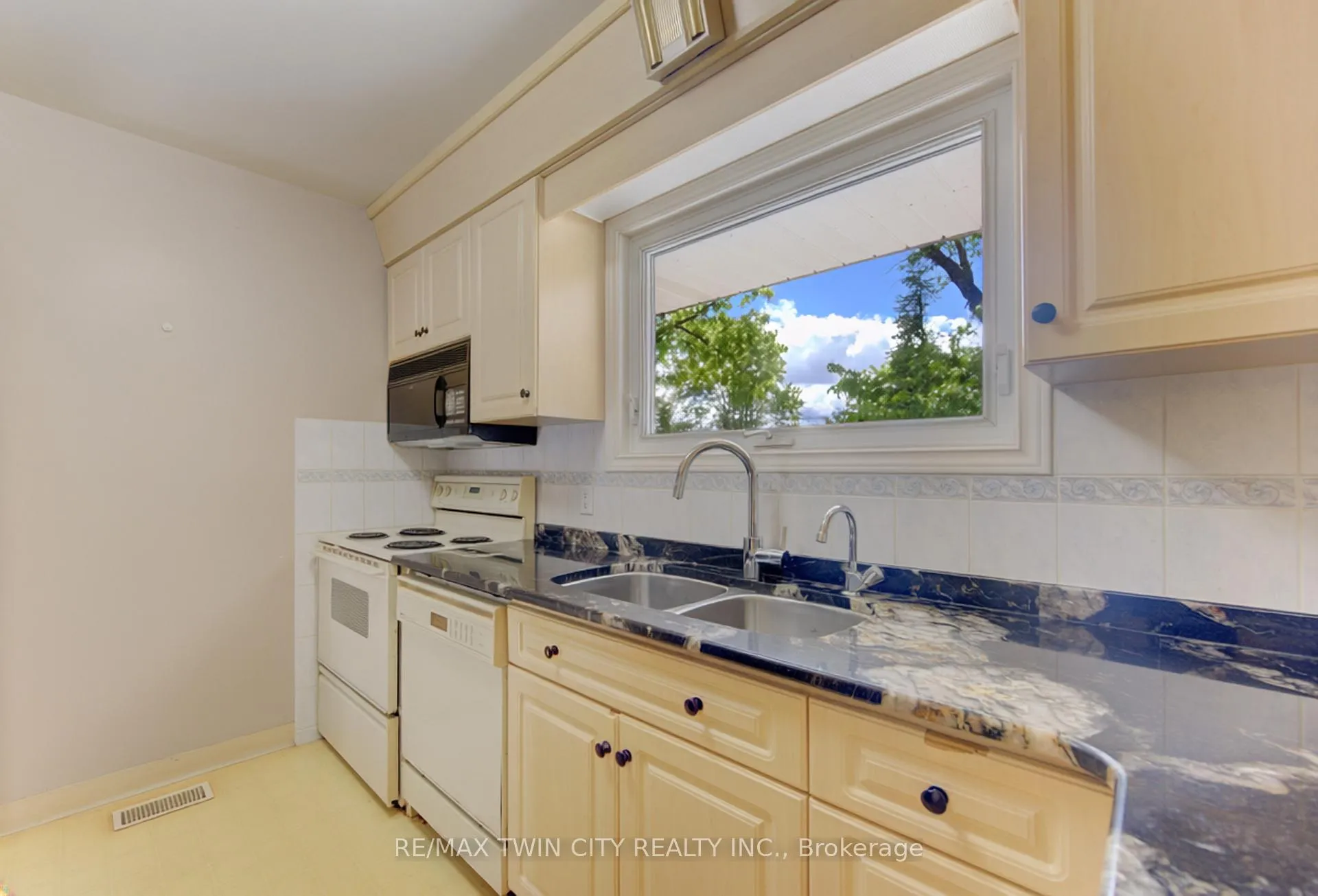Photo 12 of 209 Dixie Crescent, Waterloo, Downtown Waterloo — HOMEH