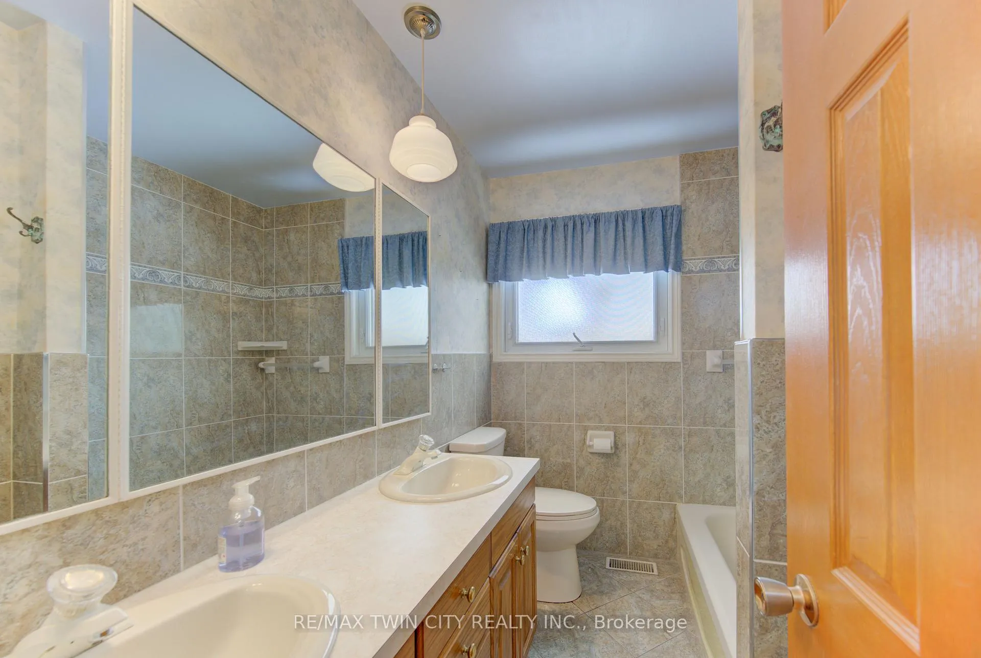Photo 17 of 209 Dixie Crescent, Waterloo, Downtown Waterloo — HOMEH