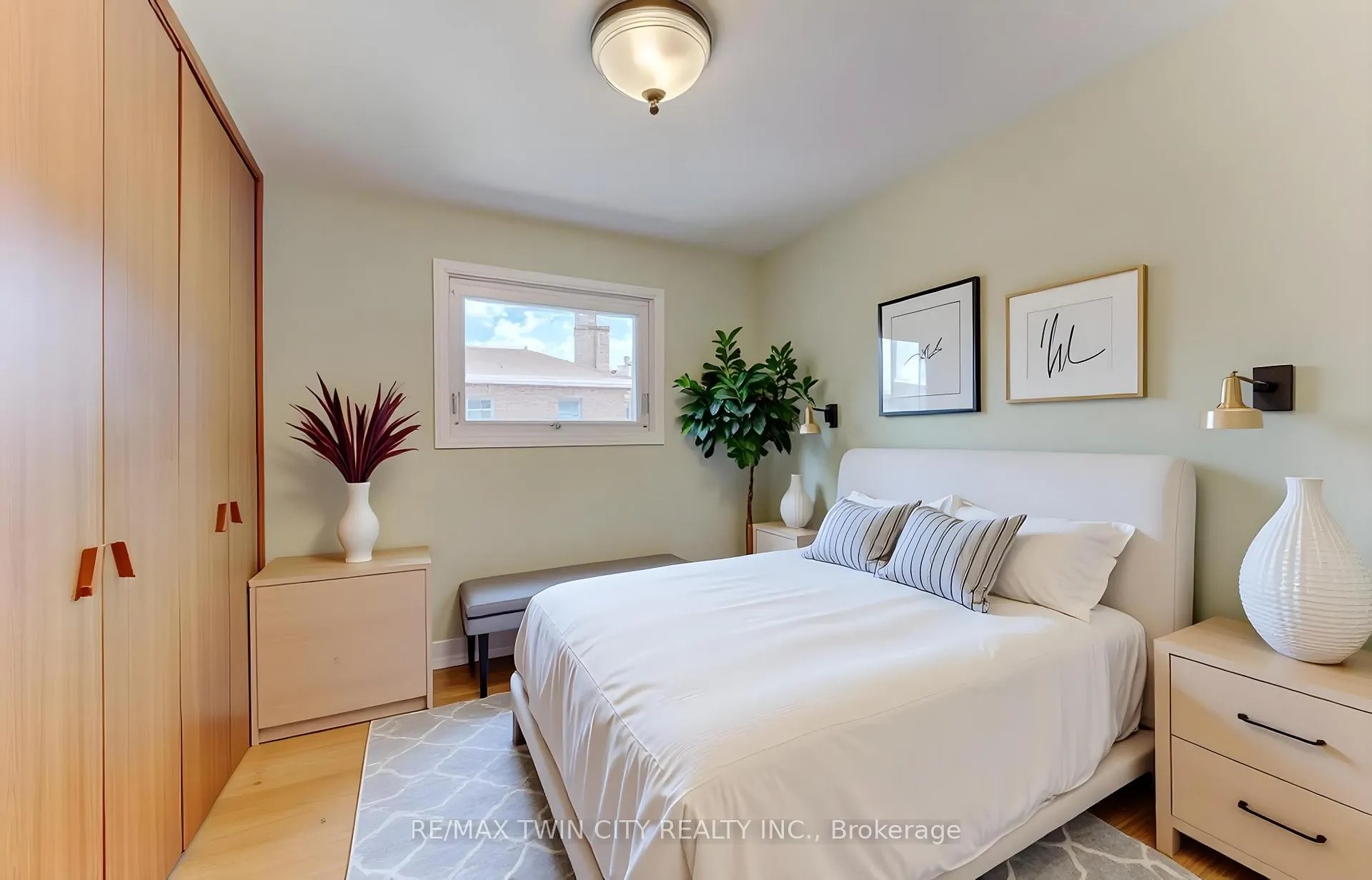 Photo 19 of 209 Dixie Crescent, Waterloo, Downtown Waterloo — HOMEH