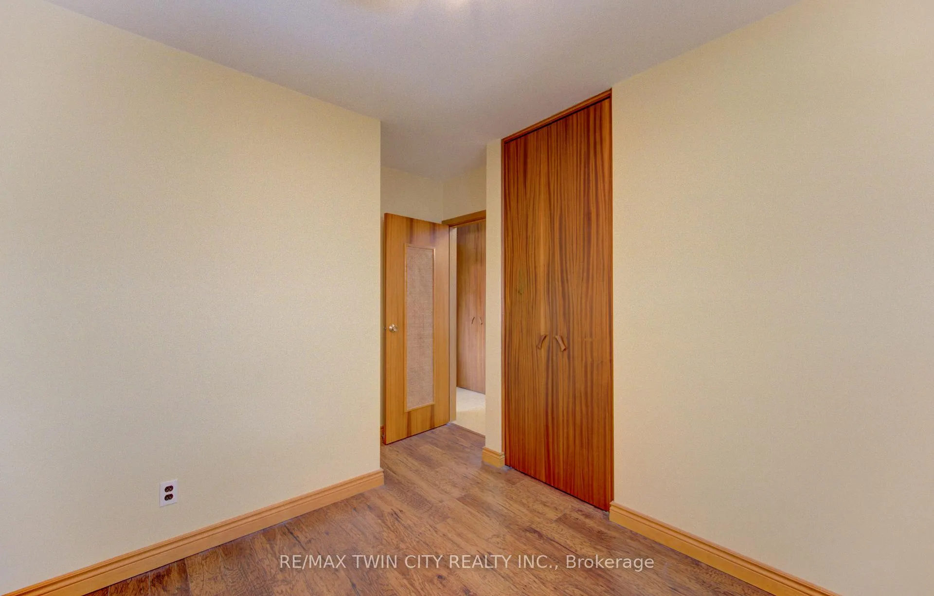 Photo 20 of 209 Dixie Crescent, Waterloo, Downtown Waterloo — HOMEH