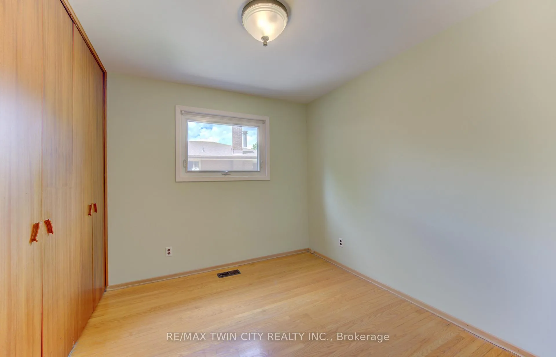 Photo 21 of 209 Dixie Crescent, Waterloo, Downtown Waterloo — HOMEH