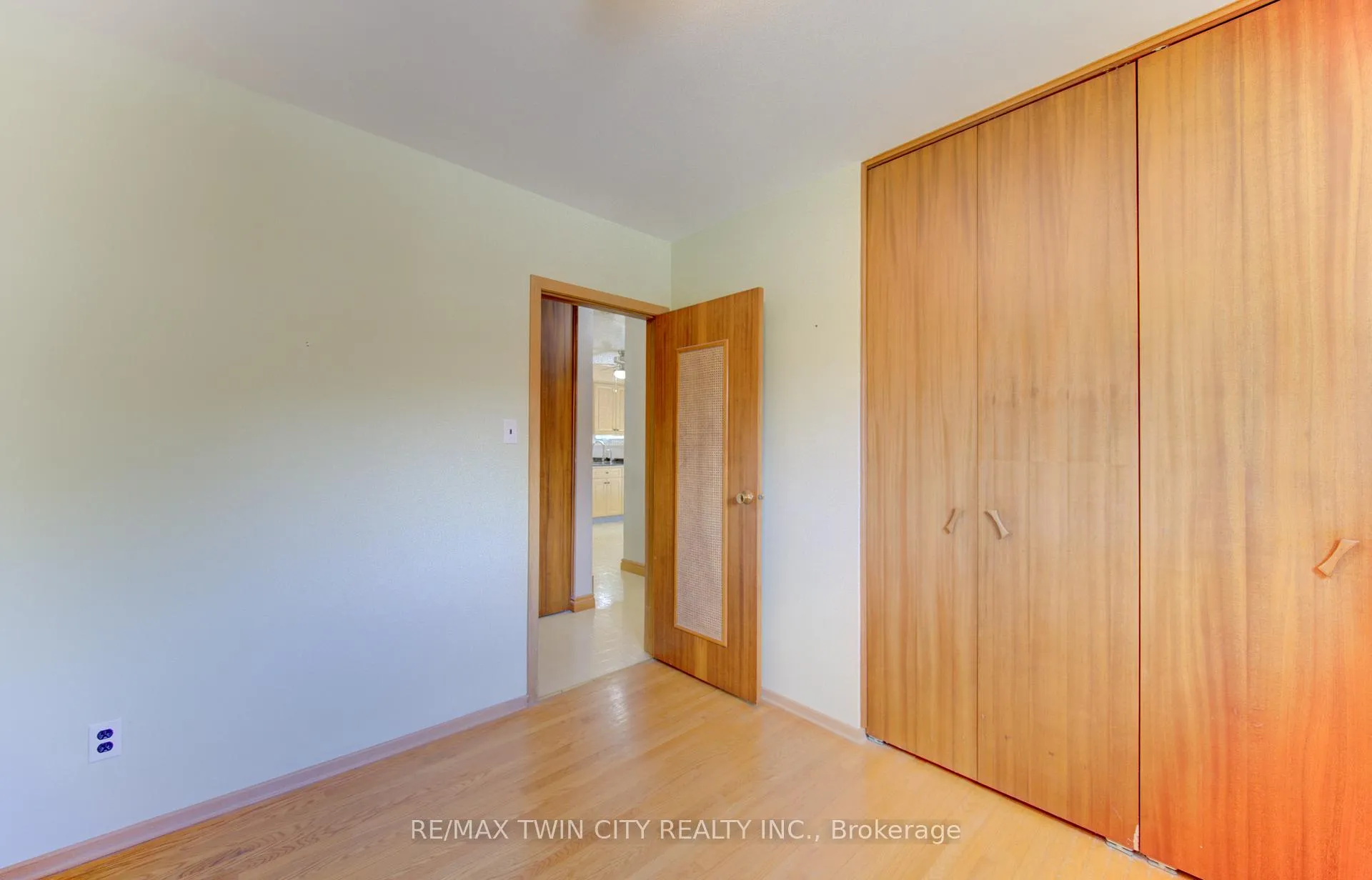 Photo 22 of 209 Dixie Crescent, Waterloo, Downtown Waterloo — HOMEH