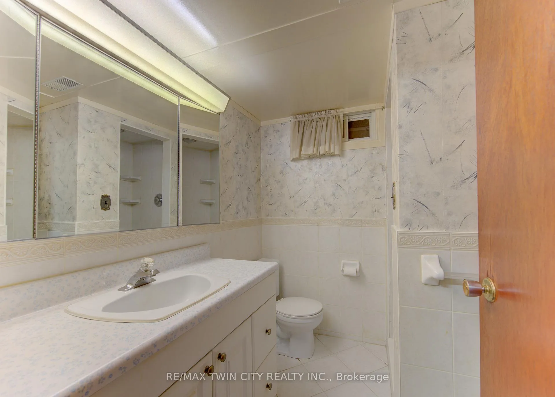 Photo 26 of 209 Dixie Crescent, Waterloo, Downtown Waterloo — HOMEH