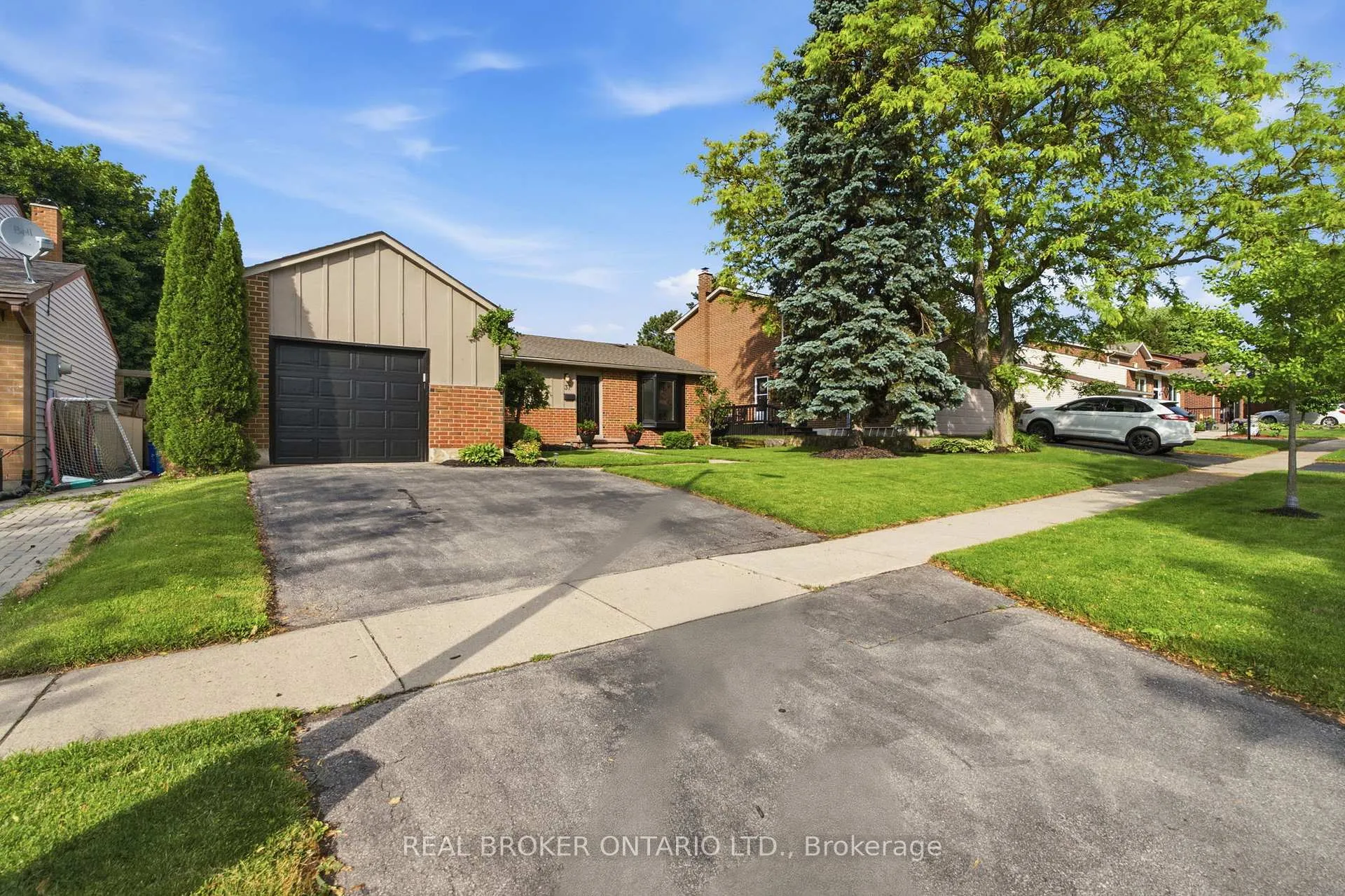 Photo 2 of 37 Melissa Crescent, Hamilton, Waterdown — HOMEH