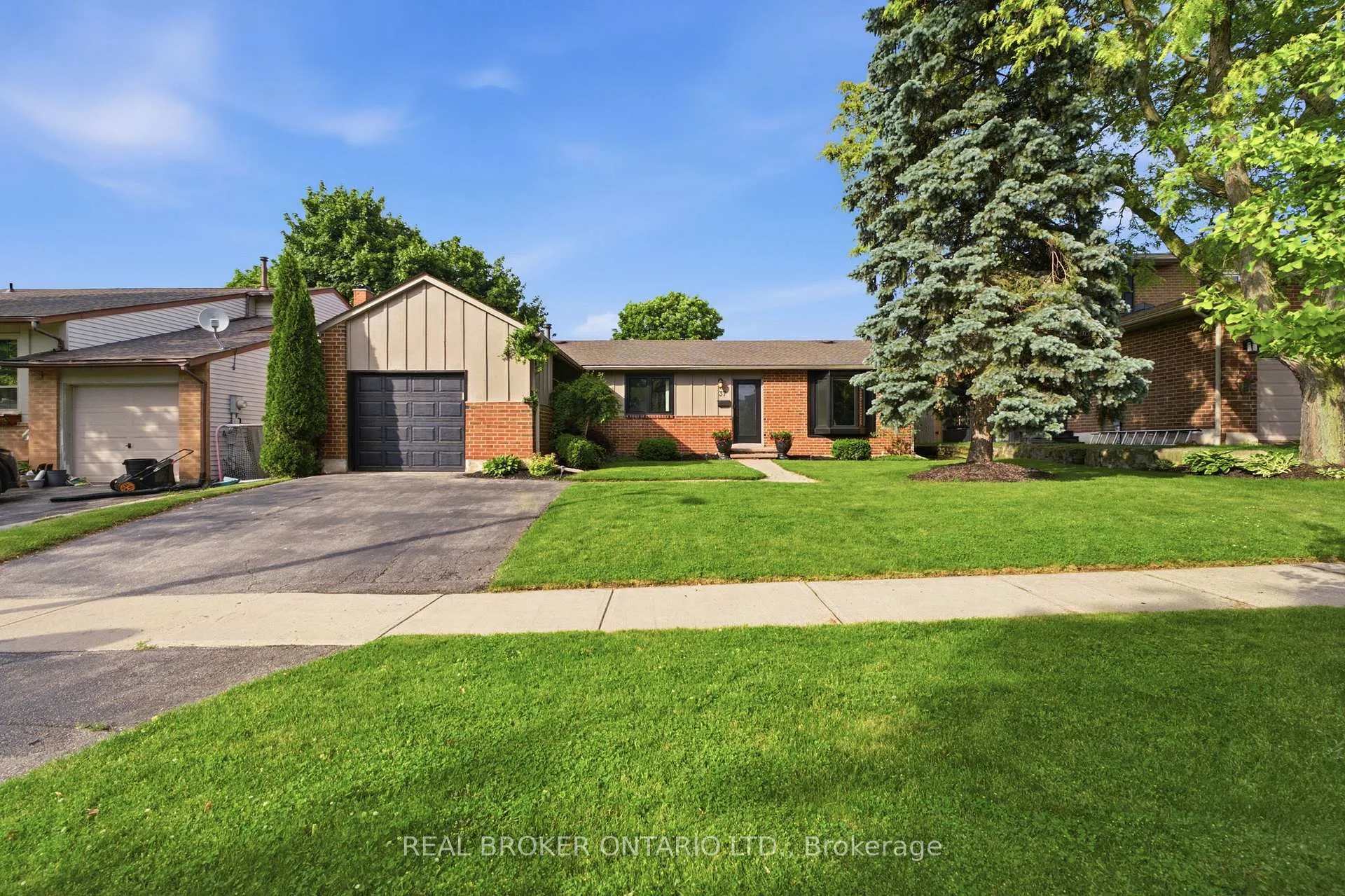 Photo 3 of 37 Melissa Crescent, Hamilton, Waterdown — HOMEH