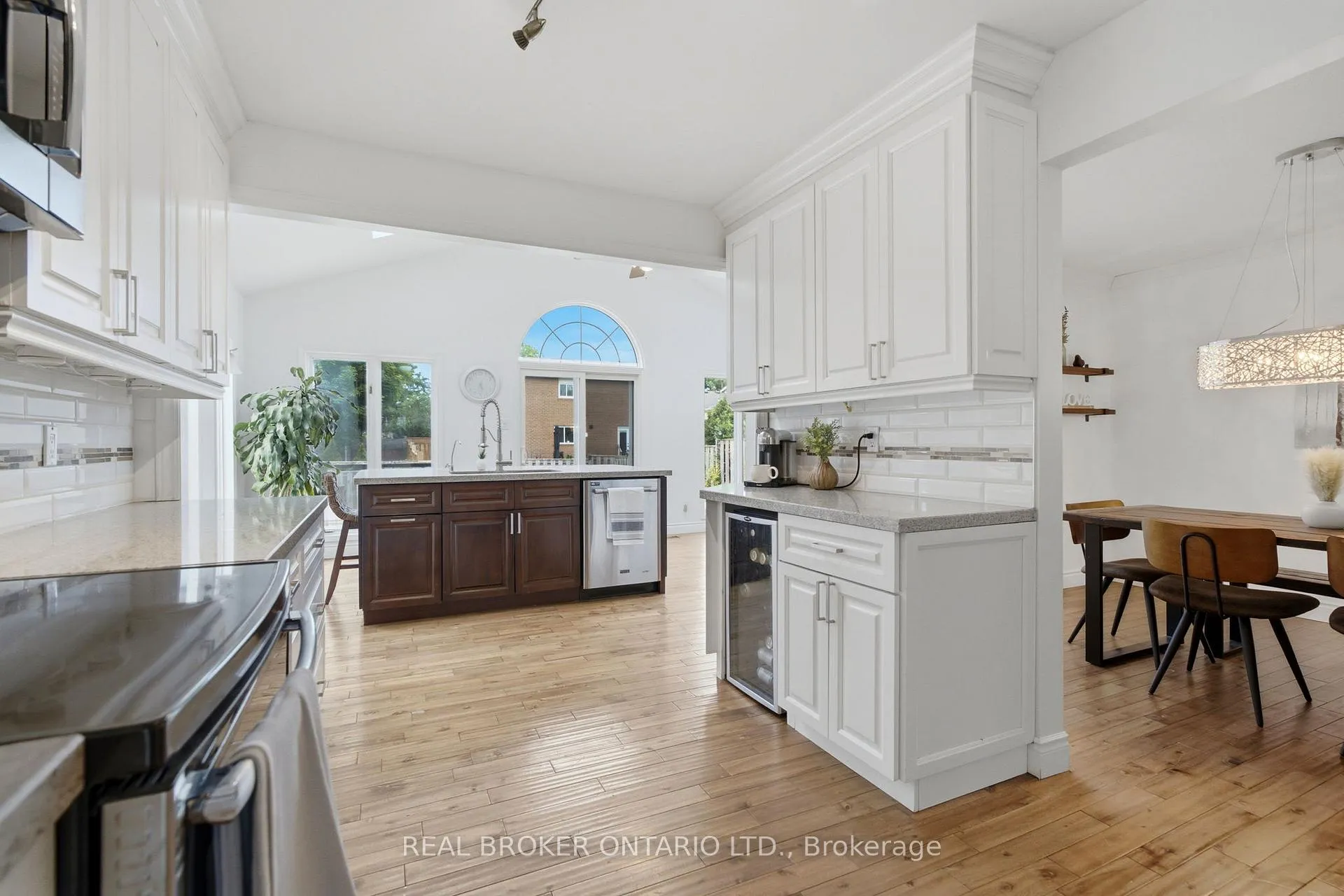 Photo 12 of 37 Melissa Crescent, Hamilton, Waterdown — HOMEH