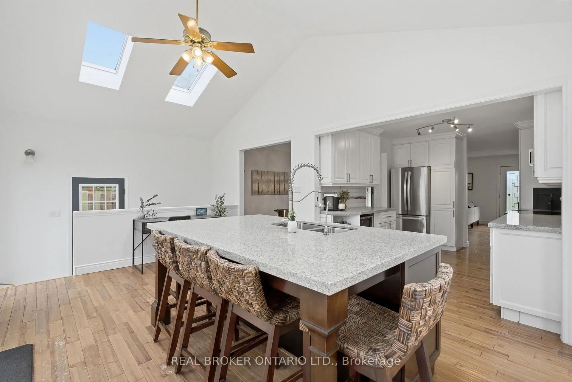 Photo 15 of 37 Melissa Crescent, Hamilton, Waterdown — HOMEH