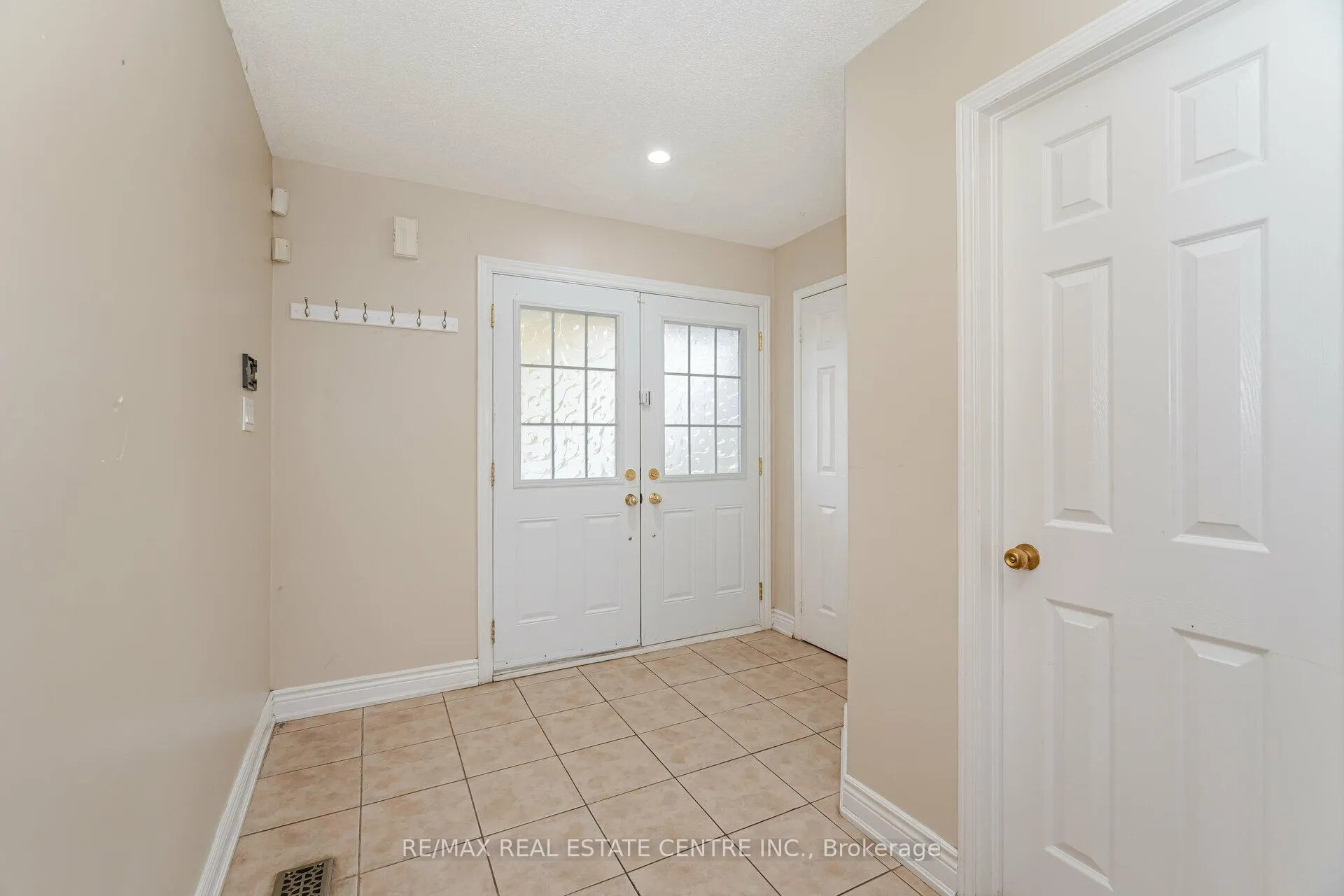 Photo 4 of 102 Charcoal Way, Brampton, Bram West — HOMEH
