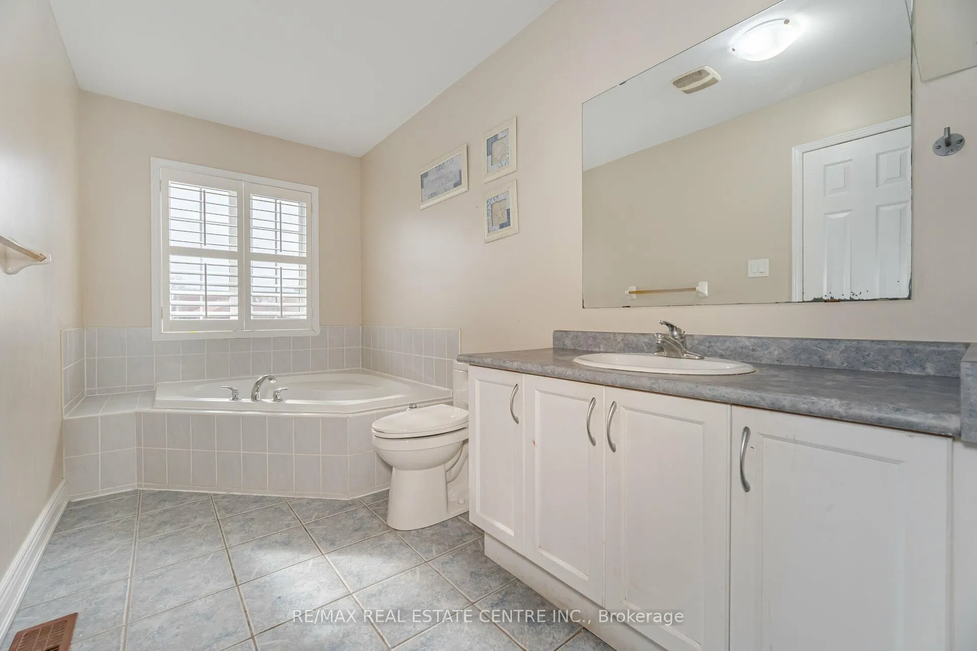 Photo 24 of 102 Charcoal Way, Brampton, Bram West — HOMEH