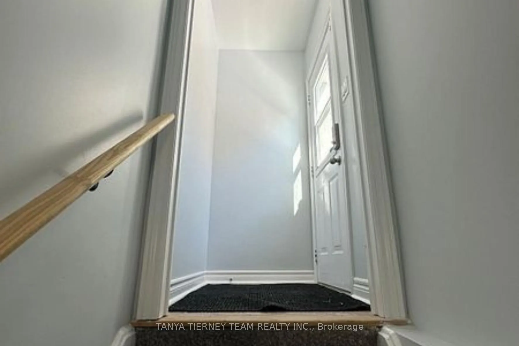 Photo 3 of 373 Carnwith Drive E, Whitby, Brooklin — HOMEH