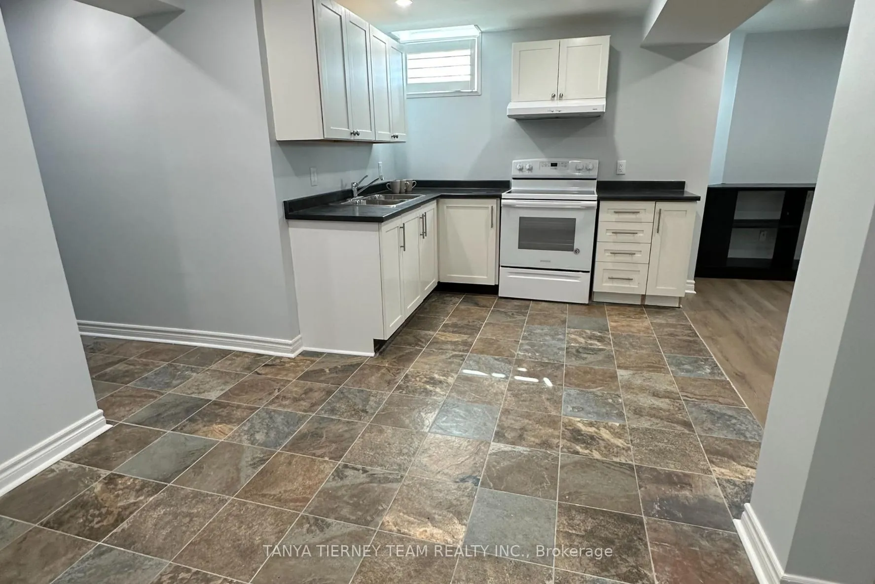 Photo 5 of 373 Carnwith Drive E, Whitby, Brooklin — HOMEH