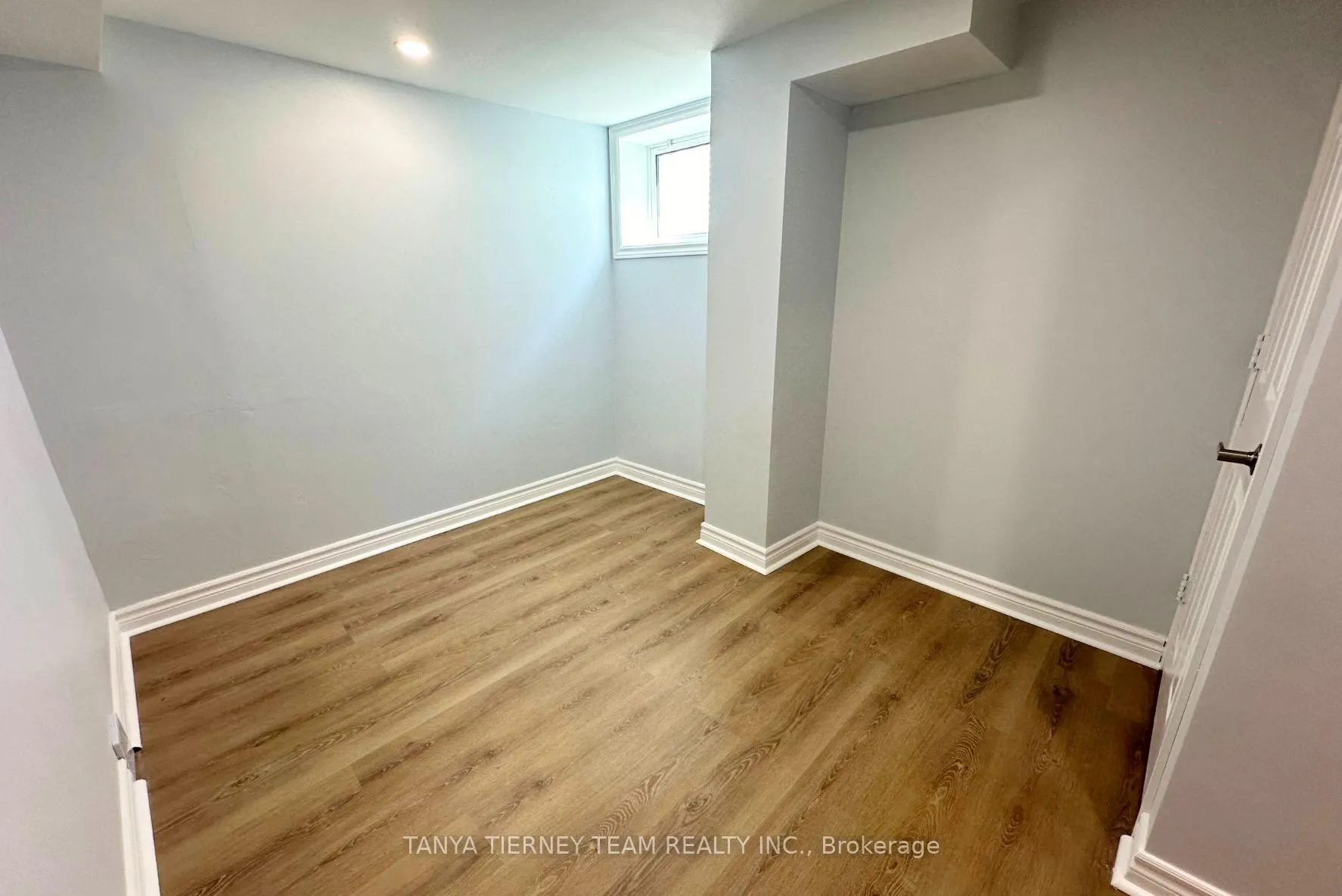 Photo 7 of 373 Carnwith Drive E, Whitby, Brooklin — HOMEH