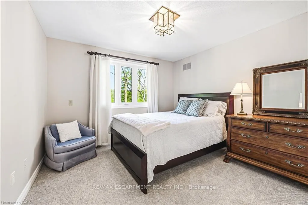 Photo 24 of 33 Golfview Crescent, Hamilton, Dundas — HOMEH