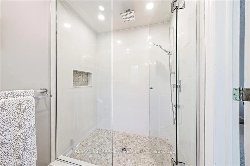 Photo 30 of 33 Golfview Crescent, Hamilton, Dundas — HOMEH