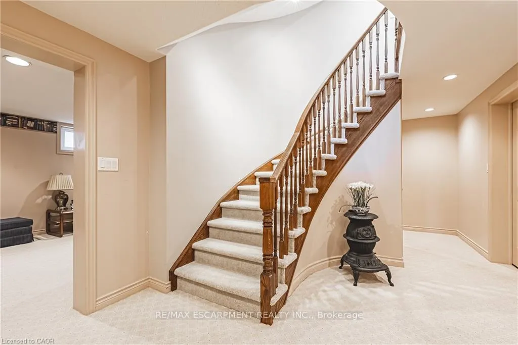 Photo 31 of 33 Golfview Crescent, Hamilton, Dundas — HOMEH