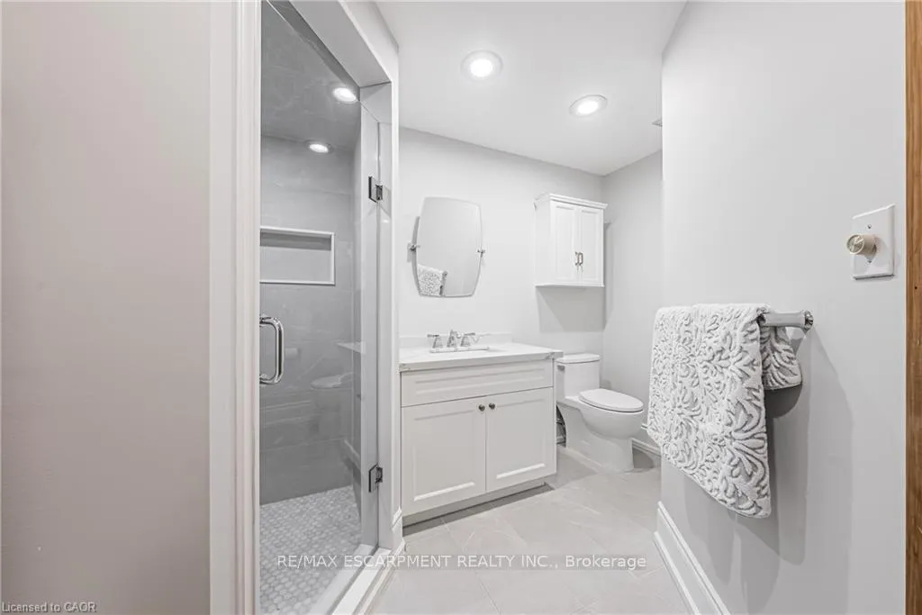 Photo 34 of 33 Golfview Crescent, Hamilton, Dundas — HOMEH