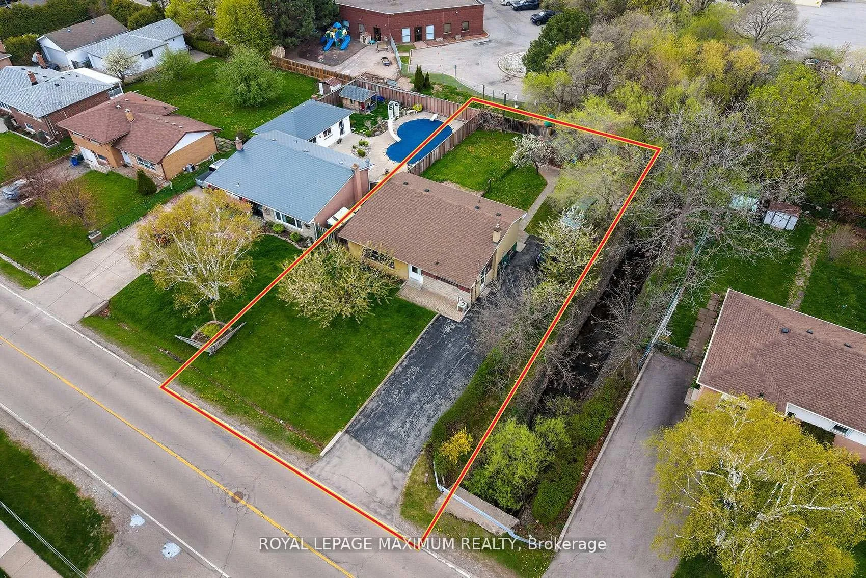 Photo 2 of 565 Pinegrove Road, Oakville, West — HOMEH
