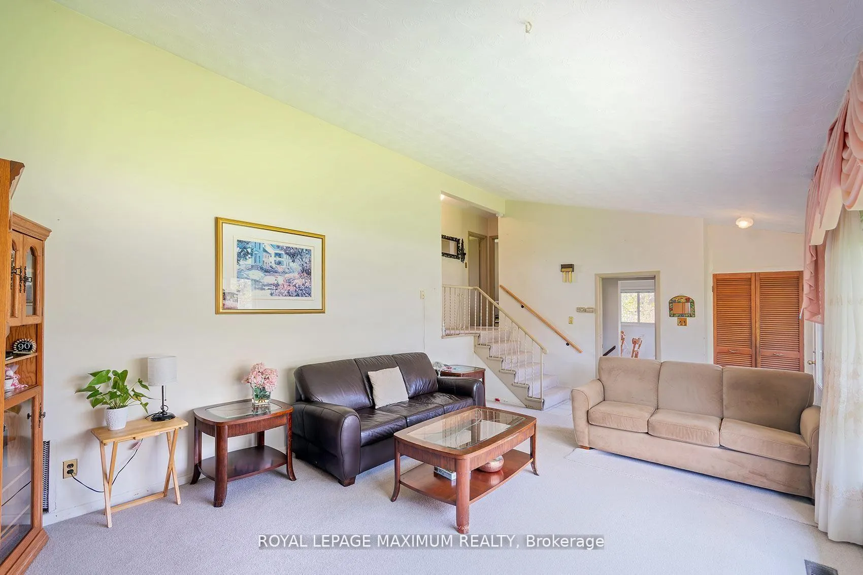 Photo 3 of 565 Pinegrove Road, Oakville, West — HOMEH