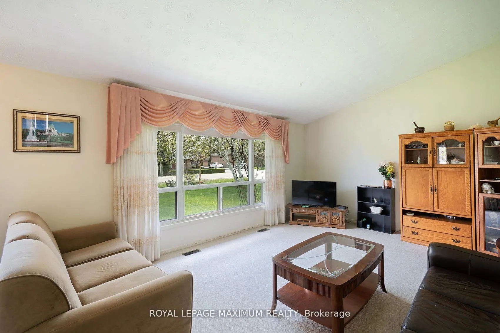 Photo 4 of 565 Pinegrove Road, Oakville, West — HOMEH