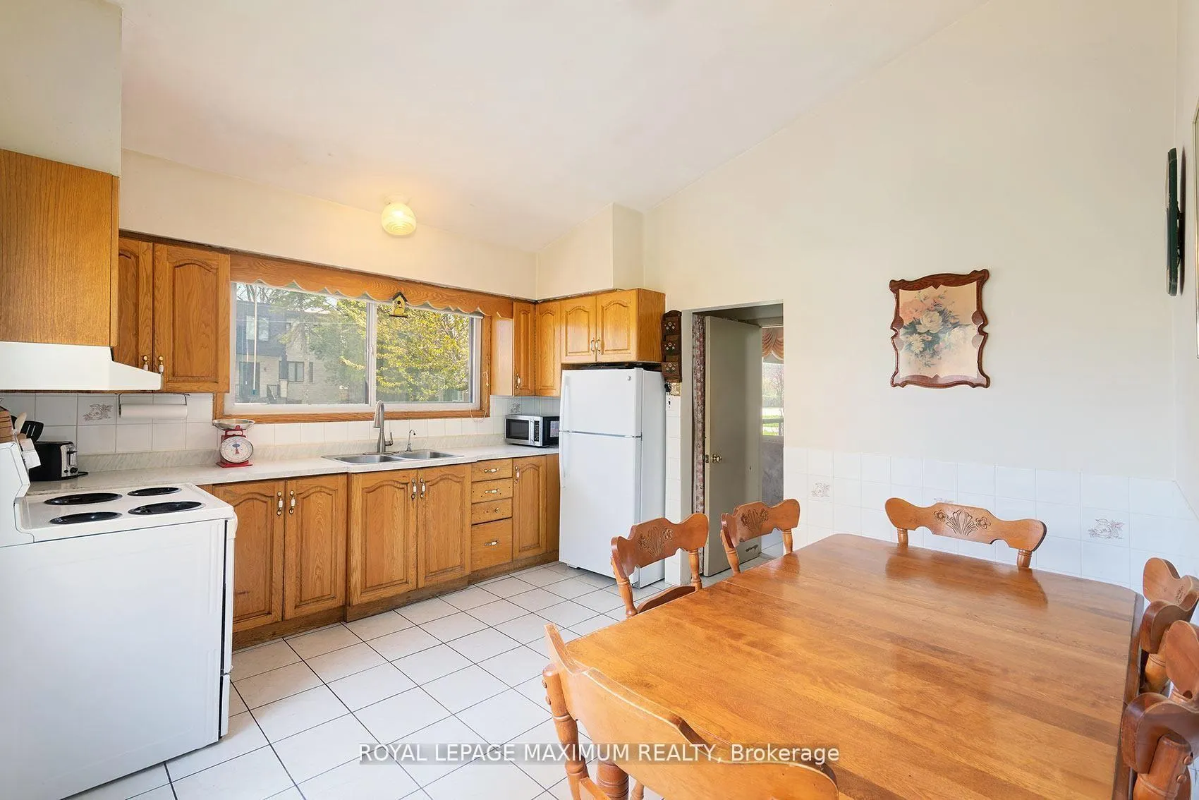Photo 7 of 565 Pinegrove Road, Oakville, West — HOMEH