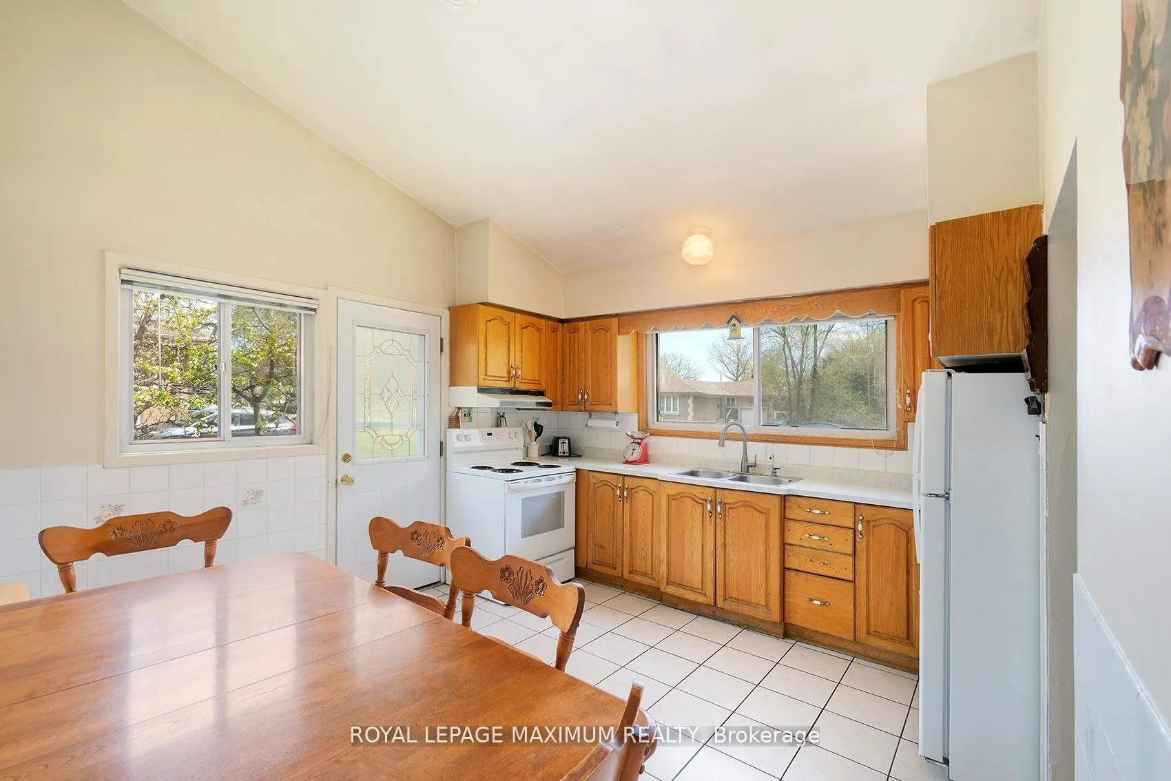 Photo 8 of 565 Pinegrove Road, Oakville, West — HOMEH