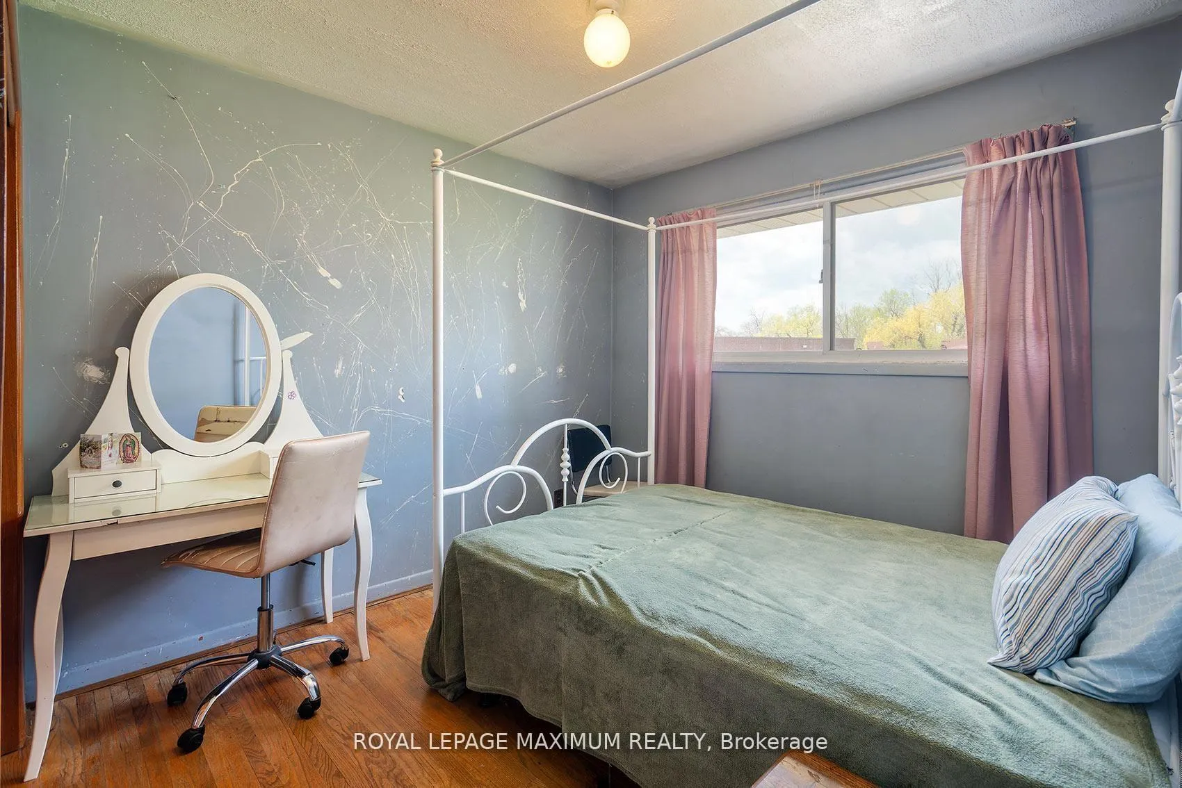 Photo 15 of 565 Pinegrove Road, Oakville, West — HOMEH