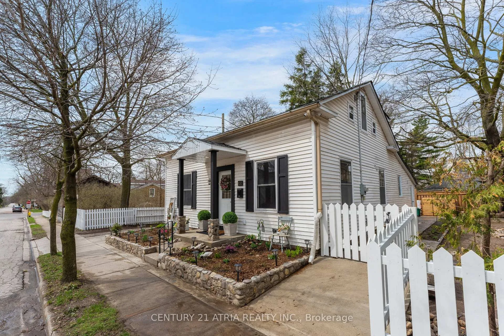 Photo 2 of 132 Waterloo Street N, Cambridge, Preston South — HOMEH