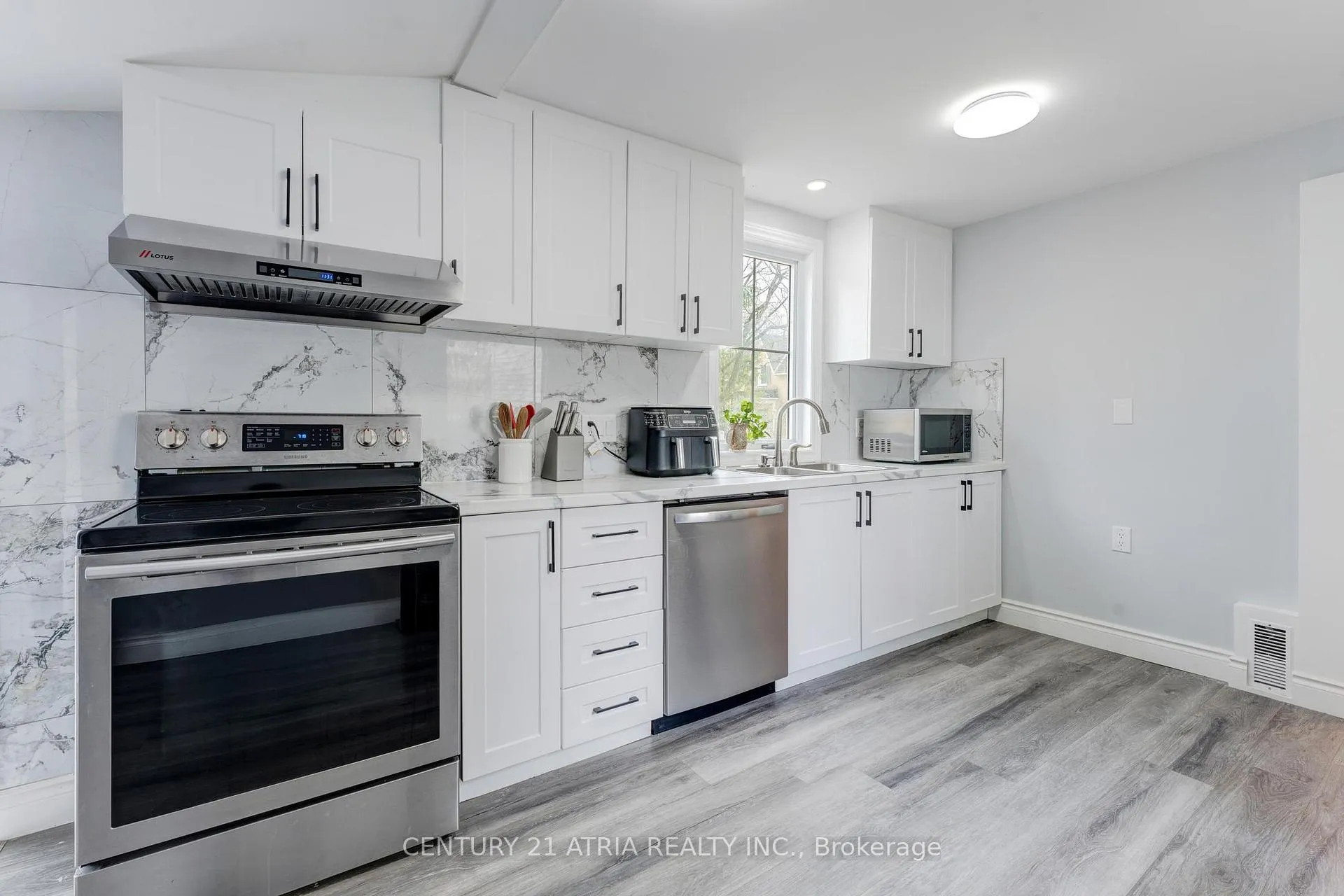 Photo 8 of 132 Waterloo Street N, Cambridge, Preston South — HOMEH
