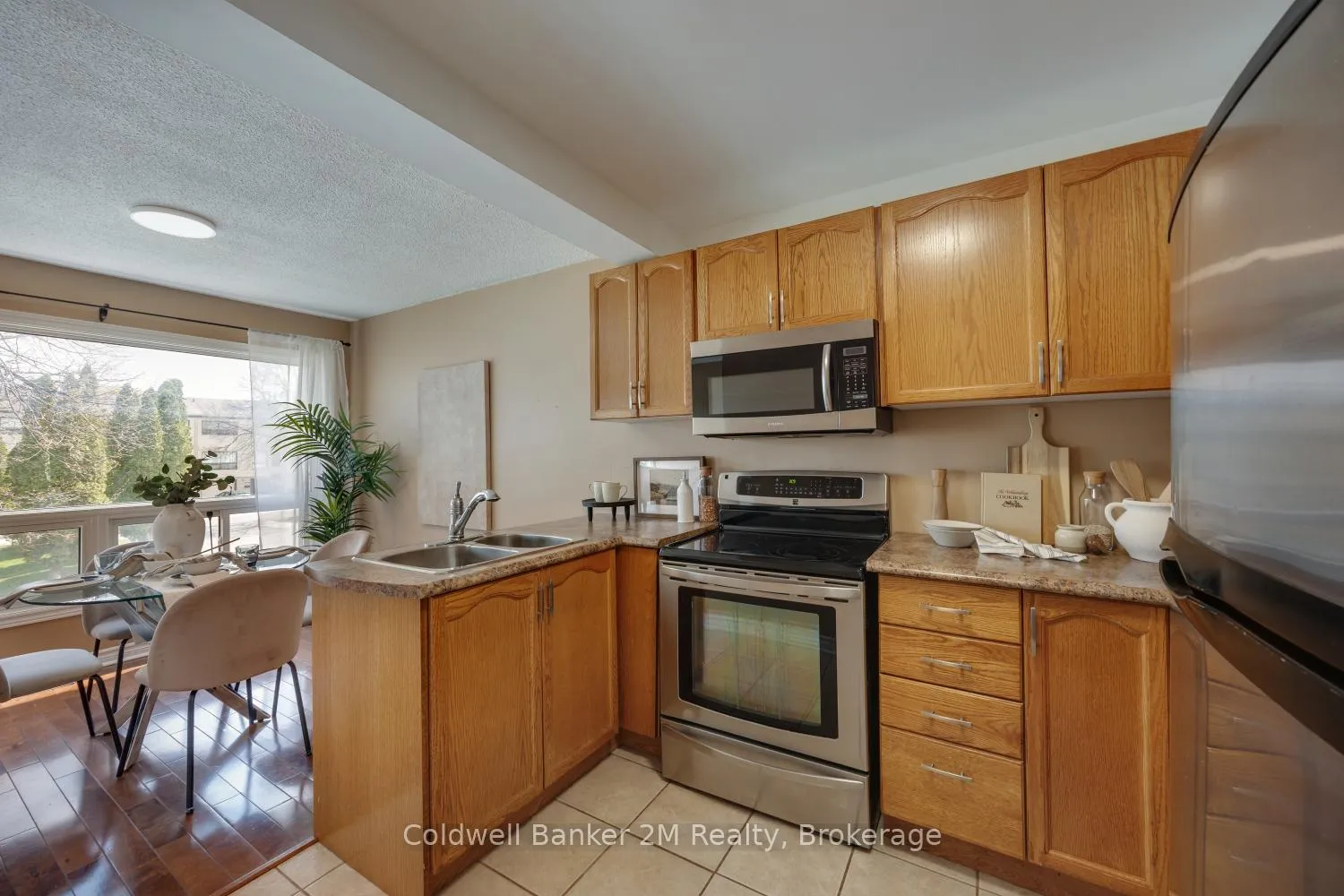 Photo 5 of 72 Parklane Circle, Clarington, Bowmanville — HOMEH