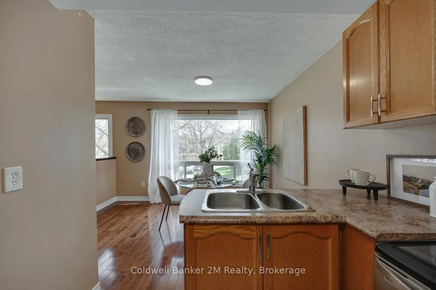 Photo 6 of 72 Parklane Circle, Clarington, Bowmanville — HOMEH