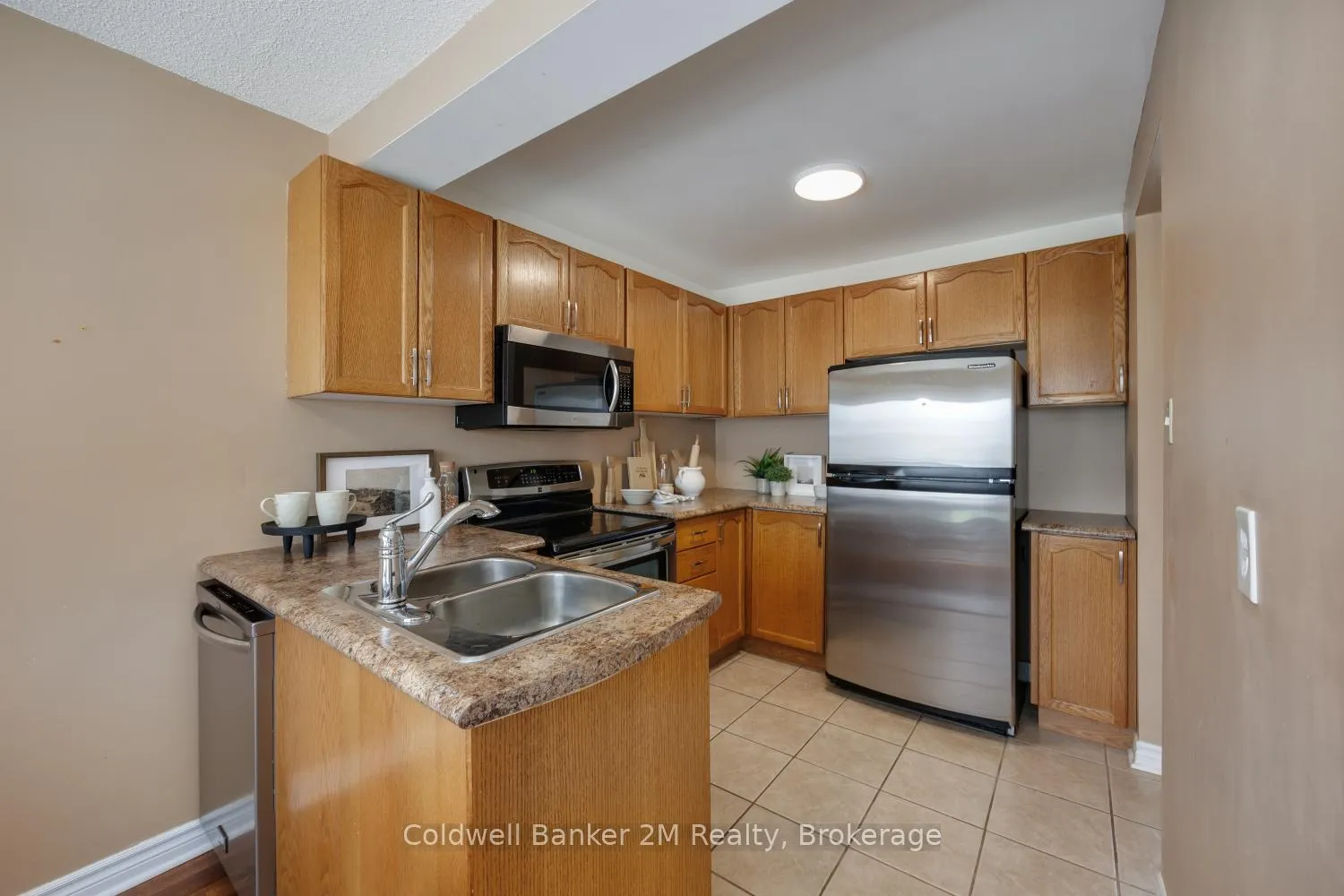 Photo 7 of 72 Parklane Circle, Clarington, Bowmanville — HOMEH