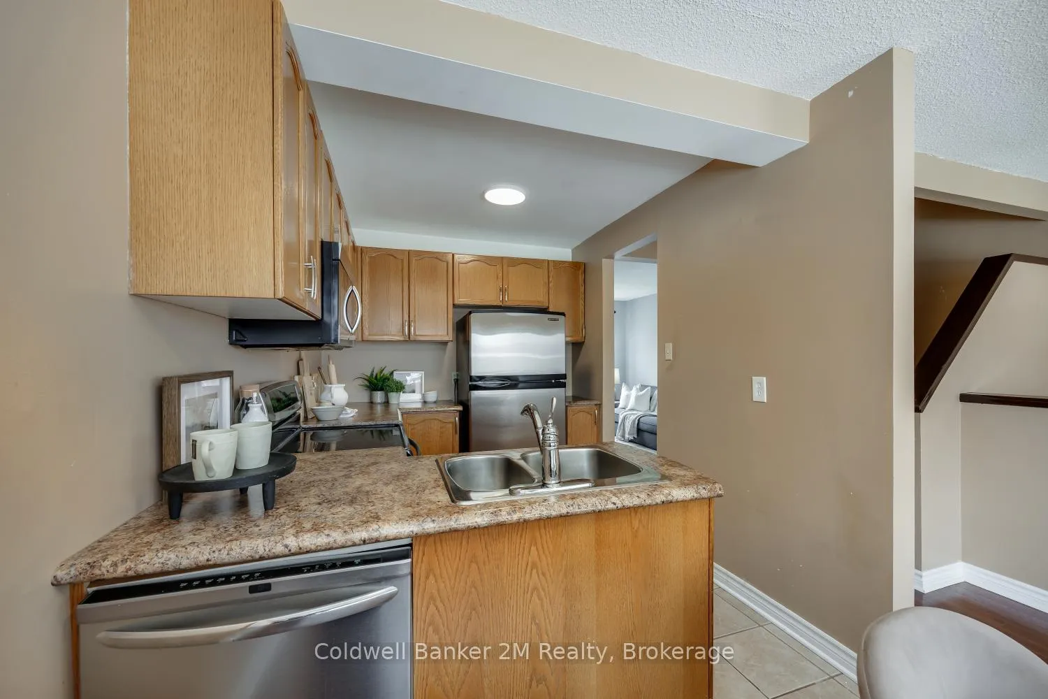 Photo 8 of 72 Parklane Circle, Clarington, Bowmanville — HOMEH