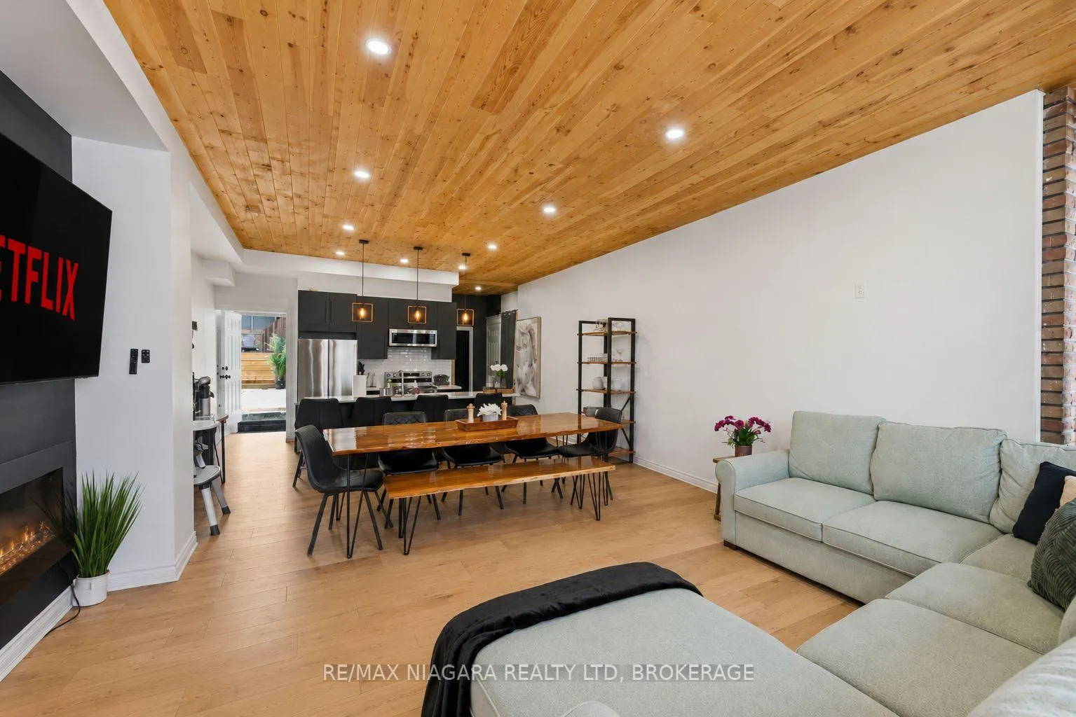 Photo 8 of 6043 Main Street, Niagara Falls, Dorchester — HOMEH