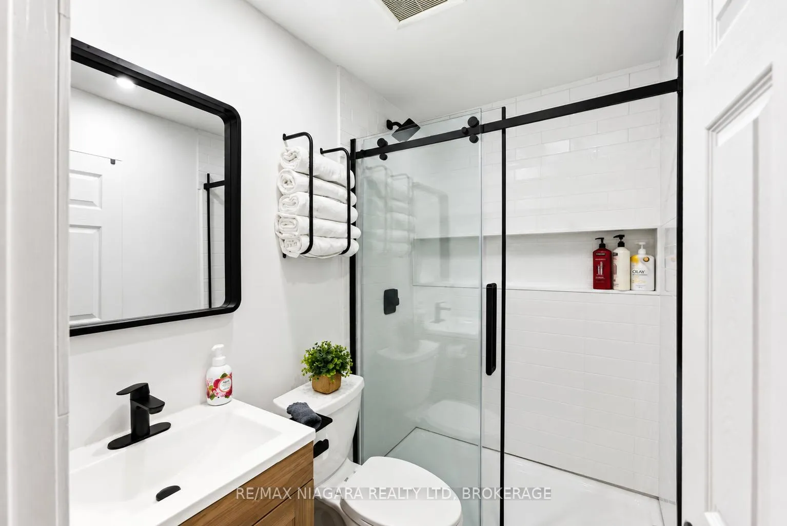 Photo 11 of 6043 Main Street, Niagara Falls, Dorchester — HOMEH